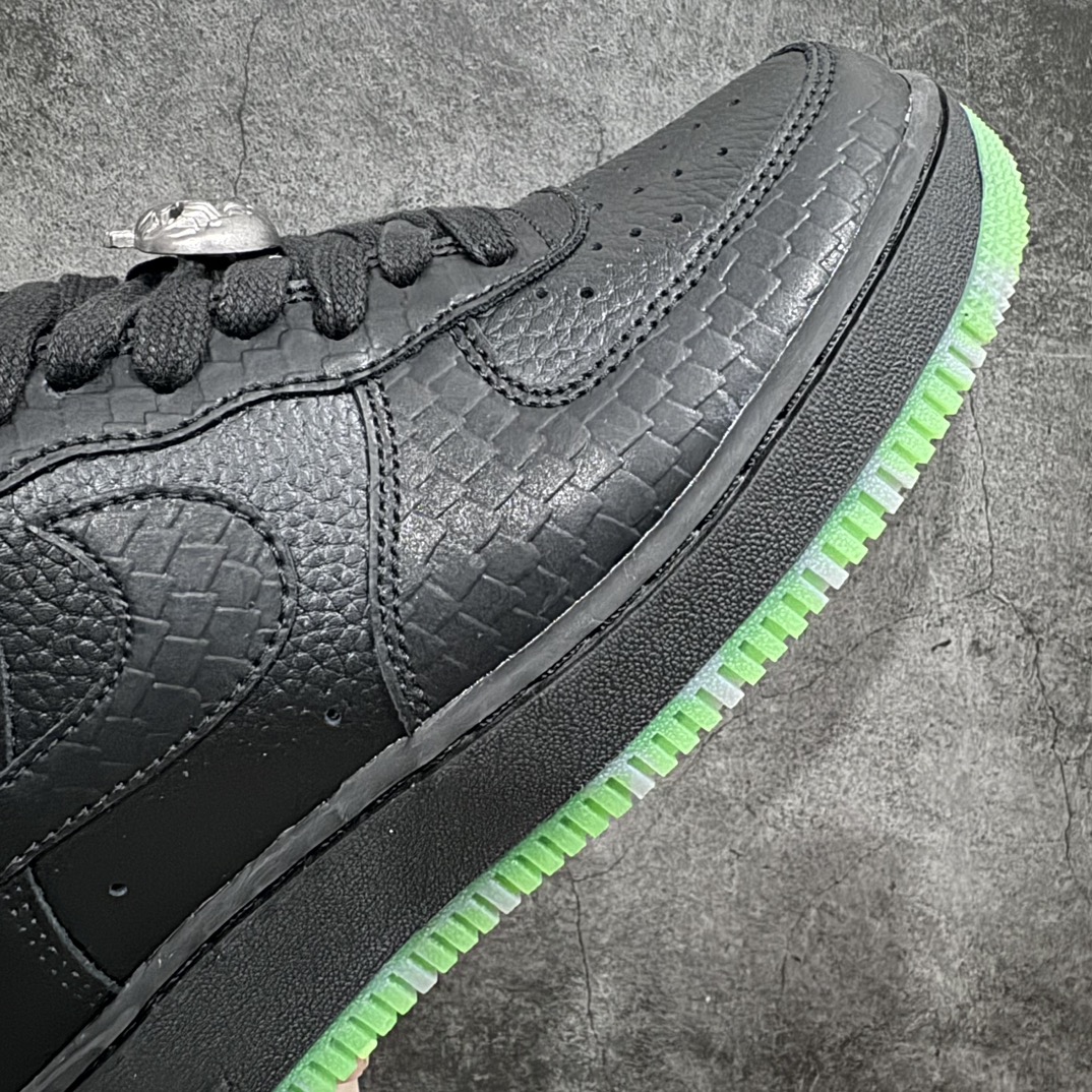 图片[6]-【公司级】Nk Air Force 1\’07 Low \”Halloween\” 空军蛇纹黑绿 万圣节限定低帮休闲板鞋 FQ8822-084n全黑鞋面采用滚花皮革以及蛇皮纹路做搭配，质感拉到顶。鞋带处还有一个南瓜头作为搭配，非常点题。大底则是采用半透明绿色，并且还夹杂着黑色的“杂质”设计，给人一种捉摸不透的感觉。 尺码：36 36.5 37.5 38 38.5 39 40 40.5 41 42 42.5 43 44 44.5 45-莆田鞋批发中心