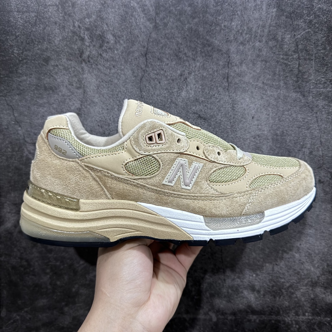 【纯原M版】New Balance M992TN 新百伦NB992总统复古慢跑鞋 卡其色 正确3M反光细节 原楦原纸版开发 正确6层组合底模精密开发 后跟透明TPU水晶装饰条稳固 沿用了引以为傲的跑鞋手工技艺 采用猪皮绒面并包裹局部透气网面的鞋身设计 菱网鞋舌上刻有New Balance USA 鞋面依旧身着经典的大热之灰 彰显了其高端的品质身份  尺码：36 37 37.5 38 38.5 39 40 40.5 41.5 42 42.5 43 44 45 46.5-莆田鞋批发中心