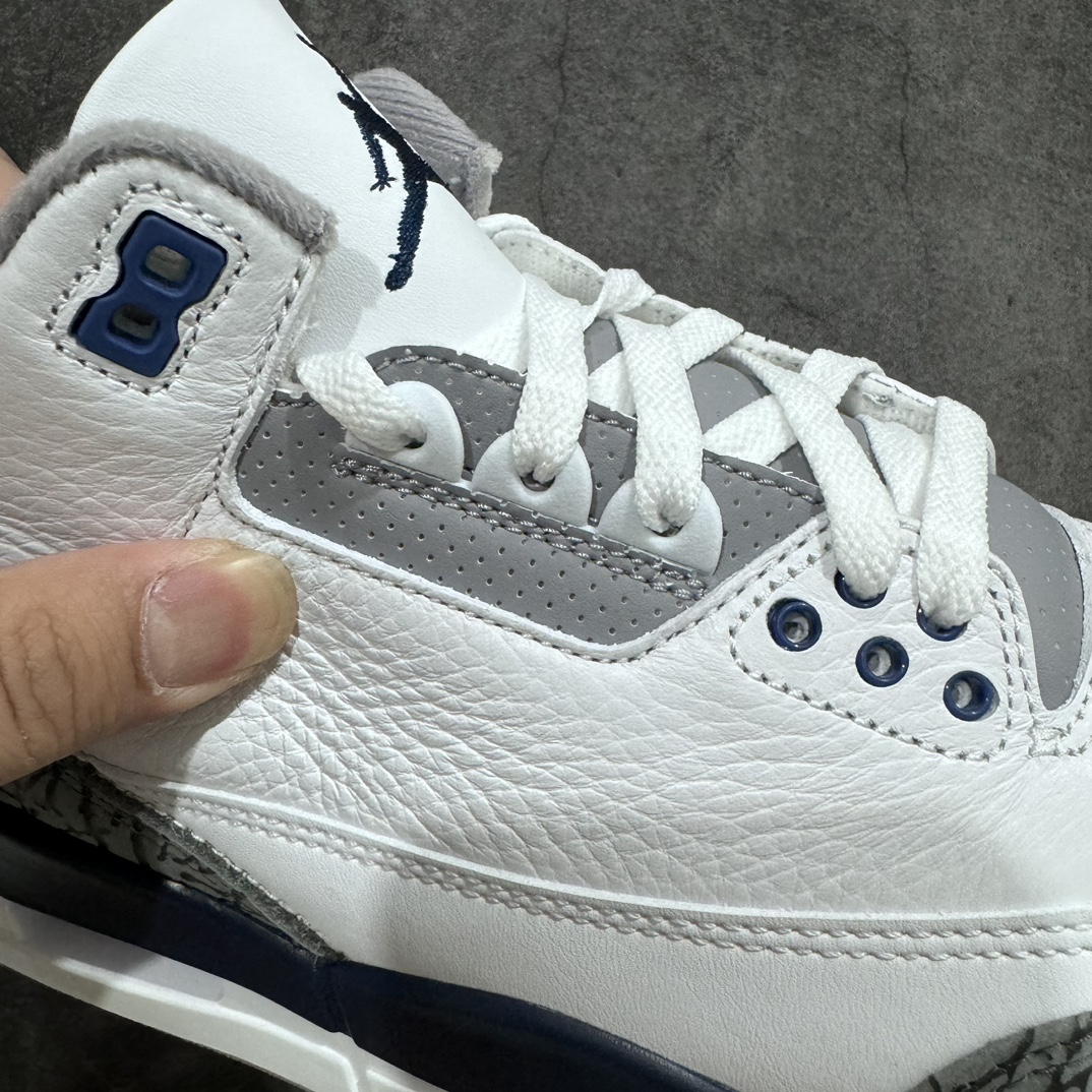 图片[2]-【X版纯原】Air Jordan 3 \”White Navy \” 潮流复古篮球鞋 男款 灰黑色灰蓝水泥 CT8532-140 市场首家顶级版出货 第一梯队品质区别市场全头层公司级货品正确磨砂麂皮爆裂纹 细纹爆裂原厂皮料 裁边高清洁度 完美鞋型细节n鞋身整体以皮革材质打造，配色方面以白色为底色，搭配海军蓝鞋带孔中底等细节点缀，鞋头与后跟采用灰色爆裂纹呈现，彰显Air Jordan 3一如既往的高规格质感，整体颜值简约百搭；鞋带孔、鞋舌处的Jumpman Logo制绣以及中底部分均采用海军蓝配色点缀，后跟处也采用Jumpman Logo呈现，并没有采用元年的Nike标志，最后以白蓝中底搭配灰色外底完善设计收尾。  尺码：40-47.5-莆田鞋批发中心