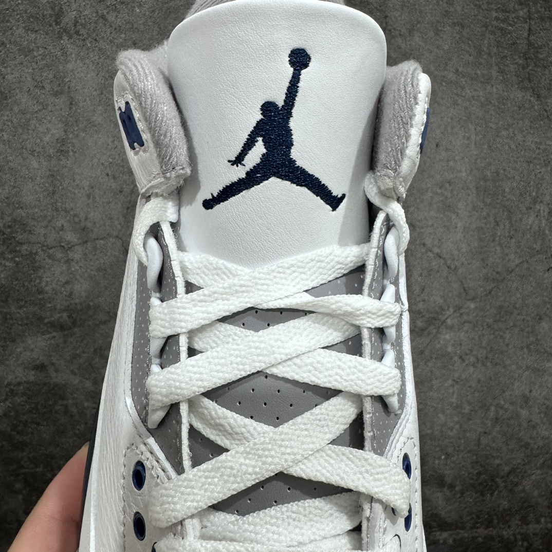 图片[4]-【X版纯原】Air Jordan 3 \”White Navy \” 潮流复古篮球鞋 男款 灰黑色灰蓝水泥 CT8532-140 市场首家顶级版出货 第一梯队品质区别市场全头层公司级货品正确磨砂麂皮爆裂纹 细纹爆裂原厂皮料 裁边高清洁度 完美鞋型细节n鞋身整体以皮革材质打造，配色方面以白色为底色，搭配海军蓝鞋带孔中底等细节点缀，鞋头与后跟采用灰色爆裂纹呈现，彰显Air Jordan 3一如既往的高规格质感，整体颜值简约百搭；鞋带孔、鞋舌处的Jumpman Logo制绣以及中底部分均采用海军蓝配色点缀，后跟处也采用Jumpman Logo呈现，并没有采用元年的Nike标志，最后以白蓝中底搭配灰色外底完善设计收尾。  尺码：40-47.5-莆田鞋批发中心