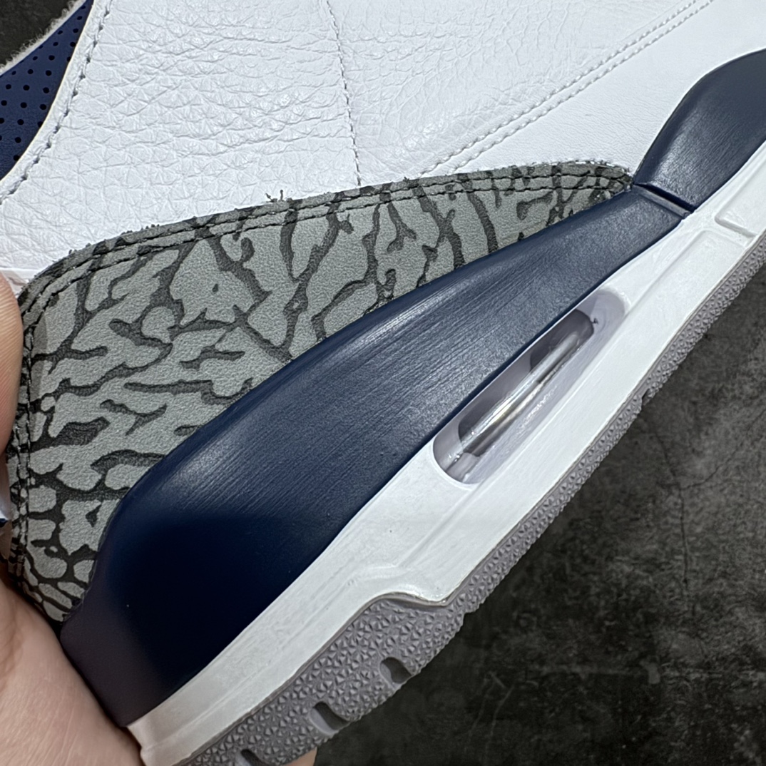 图片[5]-【X版纯原】Air Jordan 3 \”White Navy \” 潮流复古篮球鞋 男款 灰黑色灰蓝水泥 CT8532-140 市场首家顶级版出货 第一梯队品质区别市场全头层公司级货品正确磨砂麂皮爆裂纹 细纹爆裂原厂皮料 裁边高清洁度 完美鞋型细节n鞋身整体以皮革材质打造，配色方面以白色为底色，搭配海军蓝鞋带孔中底等细节点缀，鞋头与后跟采用灰色爆裂纹呈现，彰显Air Jordan 3一如既往的高规格质感，整体颜值简约百搭；鞋带孔、鞋舌处的Jumpman Logo制绣以及中底部分均采用海军蓝配色点缀，后跟处也采用Jumpman Logo呈现，并没有采用元年的Nike标志，最后以白蓝中底搭配灰色外底完善设计收尾。  尺码：40-47.5-莆田鞋批发中心