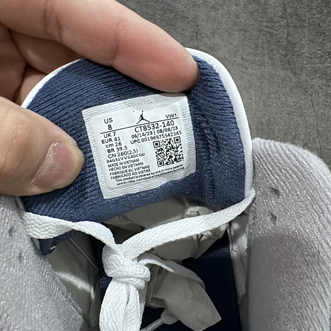 图片[6]-【X版纯原】Air Jordan 3 \”White Navy \” 潮流复古篮球鞋 男款 灰黑色灰蓝水泥 CT8532-140 市场首家顶级版出货 第一梯队品质区别市场全头层公司级货品正确磨砂麂皮爆裂纹 细纹爆裂原厂皮料 裁边高清洁度 完美鞋型细节n鞋身整体以皮革材质打造，配色方面以白色为底色，搭配海军蓝鞋带孔中底等细节点缀，鞋头与后跟采用灰色爆裂纹呈现，彰显Air Jordan 3一如既往的高规格质感，整体颜值简约百搭；鞋带孔、鞋舌处的Jumpman Logo制绣以及中底部分均采用海军蓝配色点缀，后跟处也采用Jumpman Logo呈现，并没有采用元年的Nike标志，最后以白蓝中底搭配灰色外底完善设计收尾。  尺码：40-47.5-莆田鞋批发中心