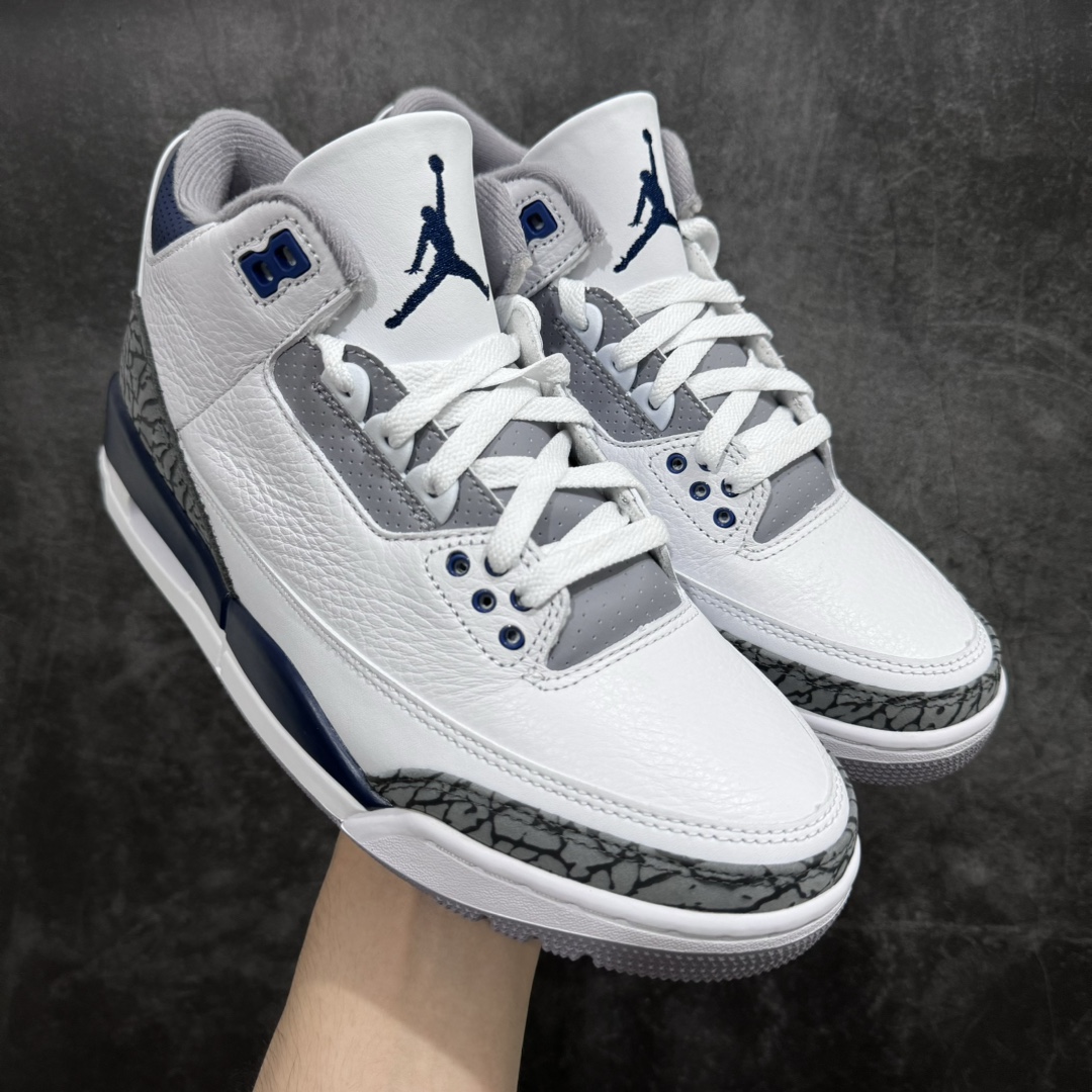 【X版纯原】Air Jordan 3 \”White Navy \” 潮流复古篮球鞋 男款 灰黑色灰蓝水泥 CT8532-140 市场首家顶级版出货 第一梯队品质区别市场全头层公司级货品正确磨砂麂皮爆裂纹 细纹爆裂原厂皮料 裁边高清洁度 完美鞋型细节n鞋身整体以皮革材质打造，配色方面以白色为底色，搭配海军蓝鞋带孔中底等细节点缀，鞋头与后跟采用灰色爆裂纹呈现，彰显Air Jordan 3一如既往的高规格质感，整体颜值简约百搭；鞋带孔、鞋舌处的Jumpman Logo制绣以及中底部分均采用海军蓝配色点缀，后跟处也采用Jumpman Logo呈现，并没有采用元年的Nike标志，最后以白蓝中底搭配灰色外底完善设计收尾。  尺码：40-47.5-莆田鞋批发中心