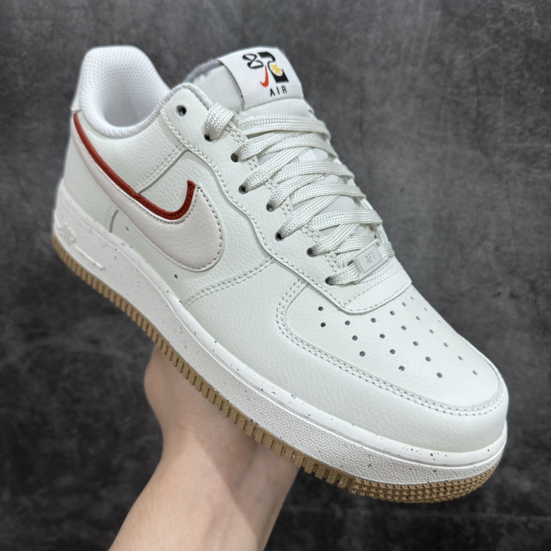 图片[3]-【纯原HY版】Nike Air Force 1 07 LV8 EMB\”Thunder Blue Washed Teal \”40周年“82”特别版空军一号经典低帮百搭休闲运动板鞋“奶油白粉红双钩”DX6065-101nn男女鞋真标带半码n原楦原纸版数据开发版型n采用软质环保纤维皮革鞋面材质n内置全掌Air Sole气垫❗ 尺码：36 36.5 37.5 38 38.5 39 40 40.5 41 42 42.5 43 44 44.5 45nn为了继续庆祝 Air Force 1的40周年，Nike又推出了另一个特别的“82”版本。Nike Air Force 1的这款产品选用了再生材料制成，混合了皮革、网眼和绒面革覆盖鞋面。鞋款整体简约大方，侧面的双Swooshes采用白粉色填充、砖红色勾边。“82”品牌鞋舌标签搭配鞋垫上的风车标志增加设计细节。大面积白色的Grind Rubber AF1鞋底点缀少许灰色小点，加强了整体质感。-莆田鞋批发中心