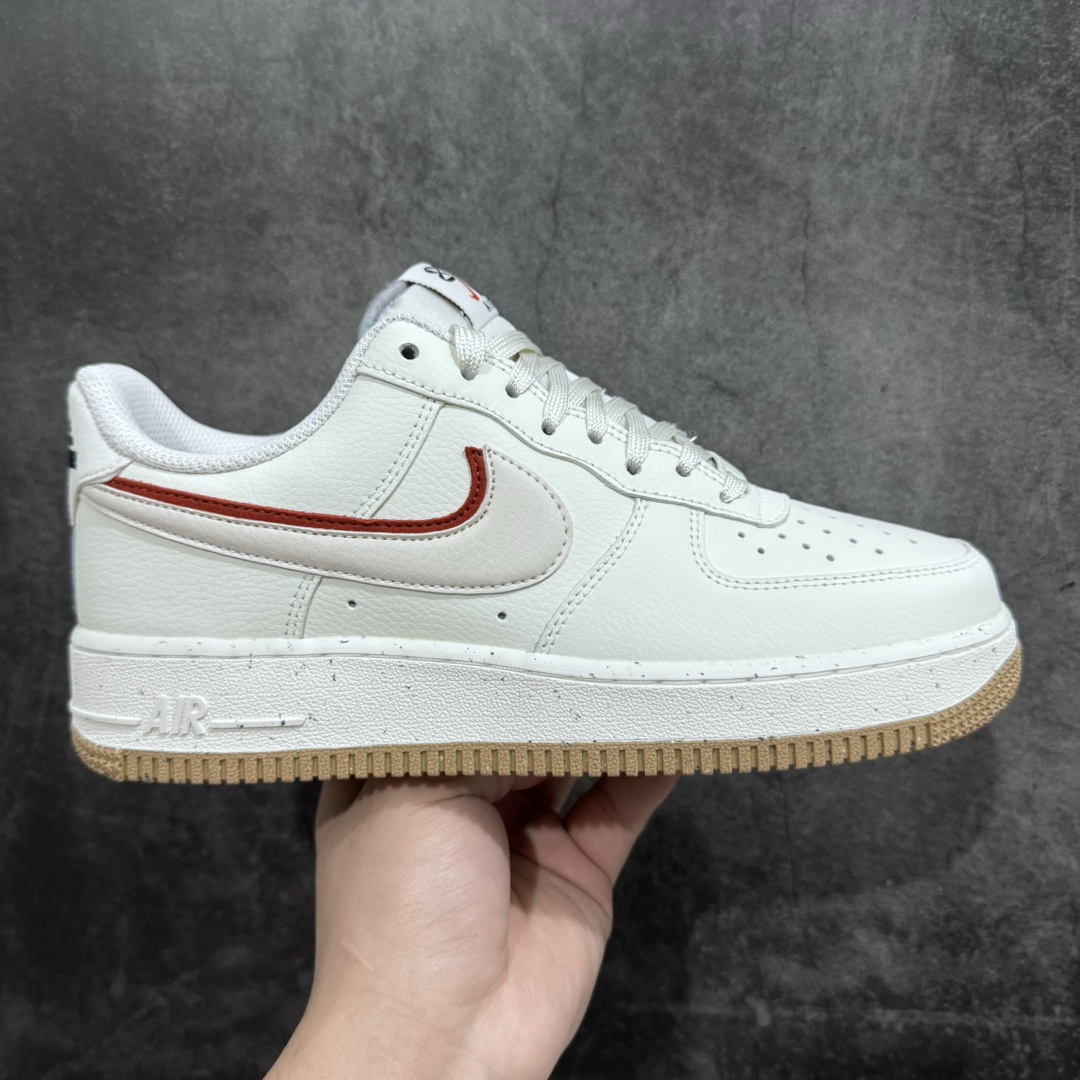 【纯原HY版】Nike Air Force 1 07 LV8 EMB\”Thunder Blue Washed Teal \”40周年“82”特别版空军一号经典低帮百搭休闲运动板鞋“奶油白粉红双钩”DX6065-101nn男女鞋真标带半码n原楦原纸版数据开发版型n采用软质环保纤维皮革鞋面材质n内置全掌Air Sole气垫❗ 尺码：36 36.5 37.5 38 38.5 39 40 40.5 41 42 42.5 43 44 44.5 45nn为了继续庆祝 Air Force 1的40周年，Nike又推出了另一个特别的“82”版本。Nike Air Force 1的这款产品选用了再生材料制成，混合了皮革、网眼和绒面革覆盖鞋面。鞋款整体简约大方，侧面的双Swooshes采用白粉色填充、砖红色勾边。“82”品牌鞋舌标签搭配鞋垫上的风车标志增加设计细节。大面积白色的Grind Rubber AF1鞋底点缀少许灰色小点，加强了整体质感。-莆田鞋批发中心