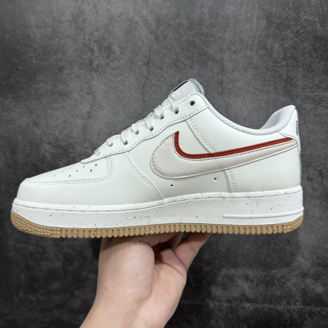 图片[2]-【纯原HY版】Nike Air Force 1 07 LV8 EMB\”Thunder Blue Washed Teal \”40周年“82”特别版空军一号经典低帮百搭休闲运动板鞋“奶油白粉红双钩”DX6065-101nn男女鞋真标带半码n原楦原纸版数据开发版型n采用软质环保纤维皮革鞋面材质n内置全掌Air Sole气垫❗ 尺码：36 36.5 37.5 38 38.5 39 40 40.5 41 42 42.5 43 44 44.5 45nn为了继续庆祝 Air Force 1的40周年，Nike又推出了另一个特别的“82”版本。Nike Air Force 1的这款产品选用了再生材料制成，混合了皮革、网眼和绒面革覆盖鞋面。鞋款整体简约大方，侧面的双Swooshes采用白粉色填充、砖红色勾边。“82”品牌鞋舌标签搭配鞋垫上的风车标志增加设计细节。大面积白色的Grind Rubber AF1鞋底点缀少许灰色小点，加强了整体质感。-莆田鞋批发中心