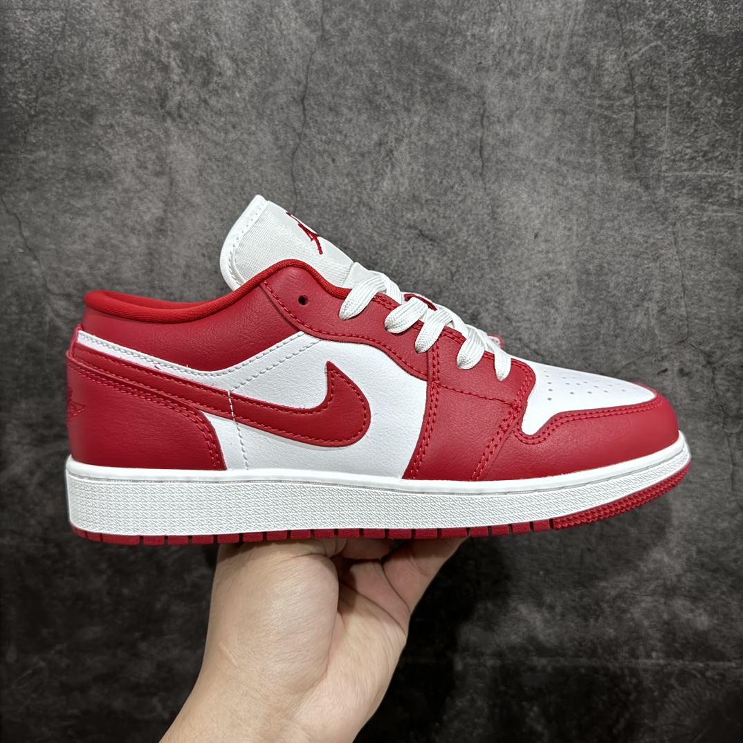 【DT纯原】Air Jordan 1 Low AJ1乔1低帮白红 553560-611终端优势供应 市面中低帮最具代表性版本没有之一 口碑大厂出品 品控大底版型不断改良更新 全套原纸板楦头开发 确保原汁原味 完美呈现版型 完美零毛边处理 原厂内置全掌气垫 价格定位良心 平台专用代工流水线出品 一眼公司既视感 拿到手的一瞬间就与众不同 碾压市面所有版本 全部原鞋开发 每一个配色都会采购原鞋确认细节 打破市面看图做货无好货之说  尺码：35.5-40-莆田鞋批发中心