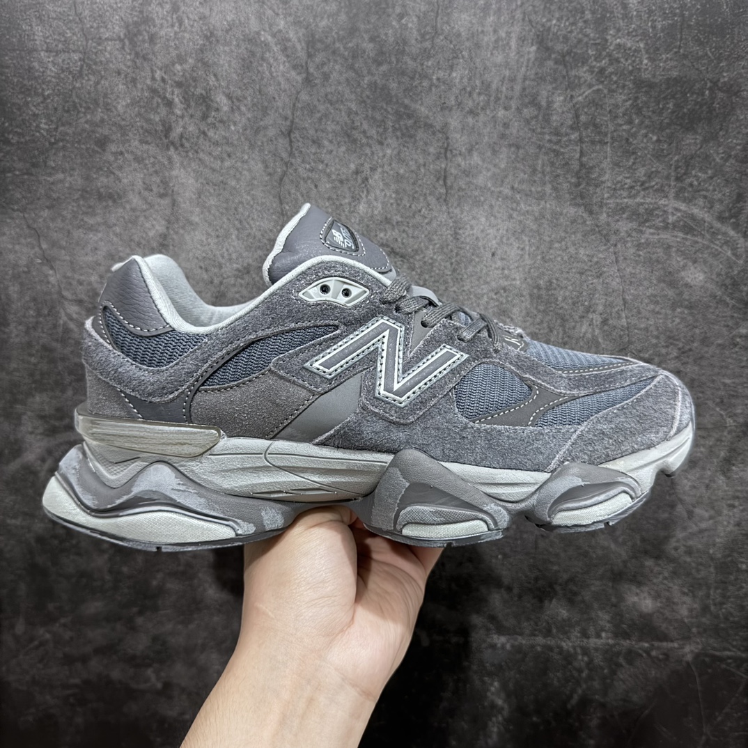 【纯原版】新百伦 New Balance NB9060 灰色做旧 U9060SG 全套原楦原纸板原厂数据开发 进口三明治网面 原装进口翻毛皮料正确绒感卡色 正确中底拉帮中底网布细节 原厂标裁 带紫光防伪 定制后跟透明水晶模块 冲裁组合 大底贴合程度胶水上色把控完美 整洁度挑战全网艺术家 多道序QC把关品质完善 匠心打造 耗时两个月开发完成 工艺极其复杂难度可想而知 新开独立私模大底 全网唯一正确六层组合大底 高端零售专供产物Size：36 37 37.5 38 38.5 39 40 40.5 41 42 42.5 43 44 45 46.5-莆田鞋批发中心