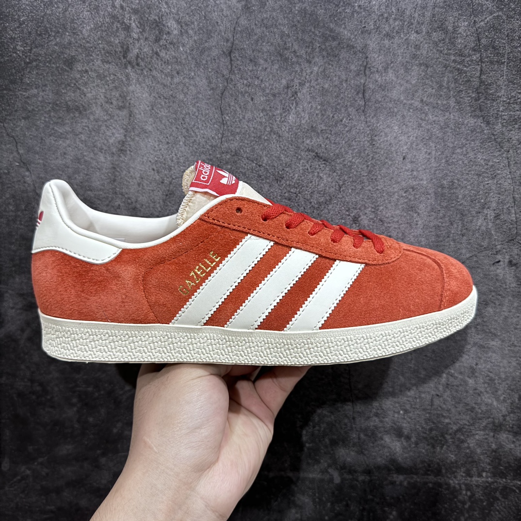 【纯原版】Ad Originals Gazelle W 三叶草复古休闲防滑耐磨低帮板鞋白橙 西瓜红 货号：GY7339n市场最高版本完美还原zp细节，注意区别市场任何版本，完全不是一路货色‼️n全鞋原材料打造，无任何色差，正确鞋型，后跟港宝材料定型，正确微透生胶大底，反口内里头层细腻小牛皮，纸板中底 鞋垫背胶，侧面正确烫金压印字母，所有细节完美还原‼️ 尺码：35 36 36.5 37 38 38.5 39 40 40.5 41 42 42.5 43 44 44.5 45n-莆田鞋批发中心