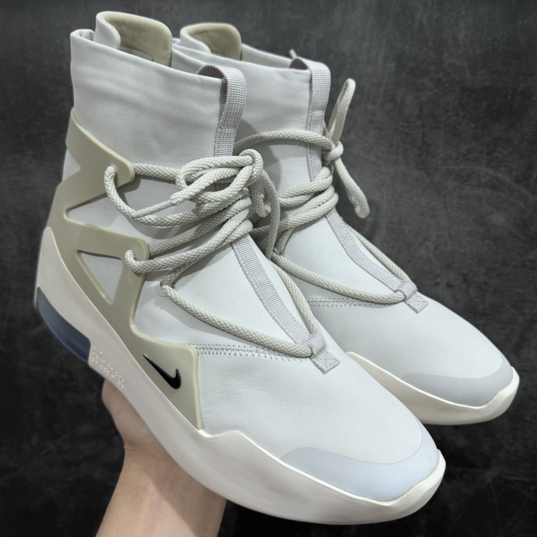 【外贸顶级版】FOG x Air Fear of God 1重磅联名 高帮 纯白 AR4237-100nn最具逼格的联名之王 最强纯原 外贸大厂出品n高价购入原鞋 全套原档案原纸板开发鞋面采用原厂材质 搭配原装网面百万原厂磨具开模 进口TPU框架设计中底搭载 双层 Zoom Air 气垫科技提高缓震 脚感舒适度完美匹配zpn同步官方包装配件 附赠原装高端鞋袋n每只鞋和配件拥有一个液态银独立包装n绝对按公司标准打造  尺码：40 40.5 41 42 42.5 43 44 44.5 45 46 47.5-莆田鞋批发中心