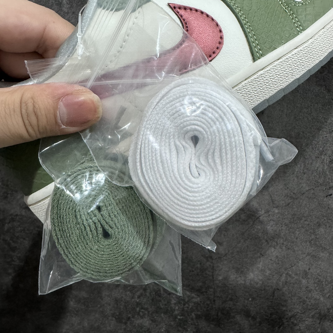 图片[6]-【纯原版】Air Jordan 1 Low 白绿红 2024龙凤呈祥 龙年限定FN3727-100n目前市场唯一正确版  专柜订单n原盒原配件齐全n顶级纯原 全头层最高版本 独家提拉式后跟‼️n吊打市面原装版本 市面整洁度最高版本‼️n升级正确原装楦型开发纸版‼️n中底注胶孔内置真Sole气垫 ‼️n原鞋开模 拒绝公底 购置原厂同步原材料细节还原98%原汁原味忠于原版   尺码：36 36.5 37.5 38 38.5 39 40 40.5 41 42 42.5 43 44 44.5 45 46-莆田鞋批发中心