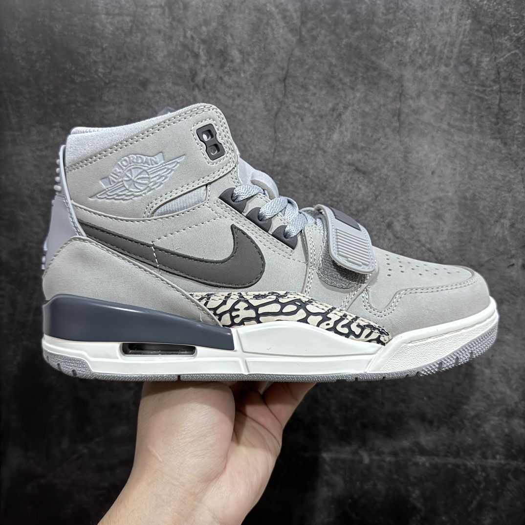 【纯原N版】Air Jordan Legacy AJ312 High高帮复古篮球鞋 灰水泥 AV3922-002n市场最强独一档产物 全套原纸板楦头开发 原厂大底磨具加持立体防滑纹理 原档数据后跟TPU子母扣魔术贴 原装可视Air Sole气垫 原汁原味最完美的312代版型 唯一正确鞋头趴度弧度高度鞋身腰线 进口港宝加持 后跟自然饱满 全鞋荧光划线卡点 追求极致完美 每一双都是工艺品 多重QC质检 超越公司货的品控标准 实实在在的免检产品 鞋身采用了皮革材质打造 横跨鞋面的魔术贴十分吸睛 侧面的Swoosh Logo的一部分被鞋面遮挡了一部分 颇具玩味 魔术贴上标有NK标识 而鞋舌上是Jordan的经典红色飞翼Logo 后跟和鞋底均采用了AJ3的设计 后跟上同样也使用了经典的爆裂纹图案SIZE：36 36.5 37.5 38 38.5 39 40 40.5 41 42 42.5 43 44 44.5 45 46 47.5-莆田鞋批发中心