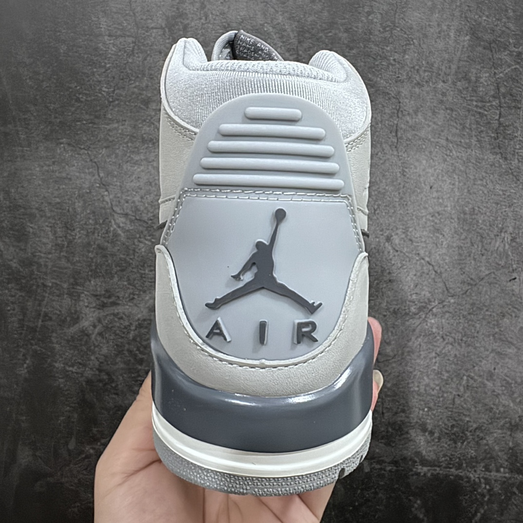 图片[4]-【纯原N版】Air Jordan Legacy AJ312 High高帮复古篮球鞋 灰水泥 AV3922-002n市场最强独一档产物 全套原纸板楦头开发 原厂大底磨具加持立体防滑纹理 原档数据后跟TPU子母扣魔术贴 原装可视Air Sole气垫 原汁原味最完美的312代版型 唯一正确鞋头趴度弧度高度鞋身腰线 进口港宝加持 后跟自然饱满 全鞋荧光划线卡点 追求极致完美 每一双都是工艺品 多重QC质检 超越公司货的品控标准 实实在在的免检产品 鞋身采用了皮革材质打造 横跨鞋面的魔术贴十分吸睛 侧面的Swoosh Logo的一部分被鞋面遮挡了一部分 颇具玩味 魔术贴上标有NK标识 而鞋舌上是Jordan的经典红色飞翼Logo 后跟和鞋底均采用了AJ3的设计 后跟上同样也使用了经典的爆裂纹图案SIZE：36 36.5 37.5 38 38.5 39 40 40.5 41 42 42.5 43 44 44.5 45 46 47.5-莆田鞋批发中心