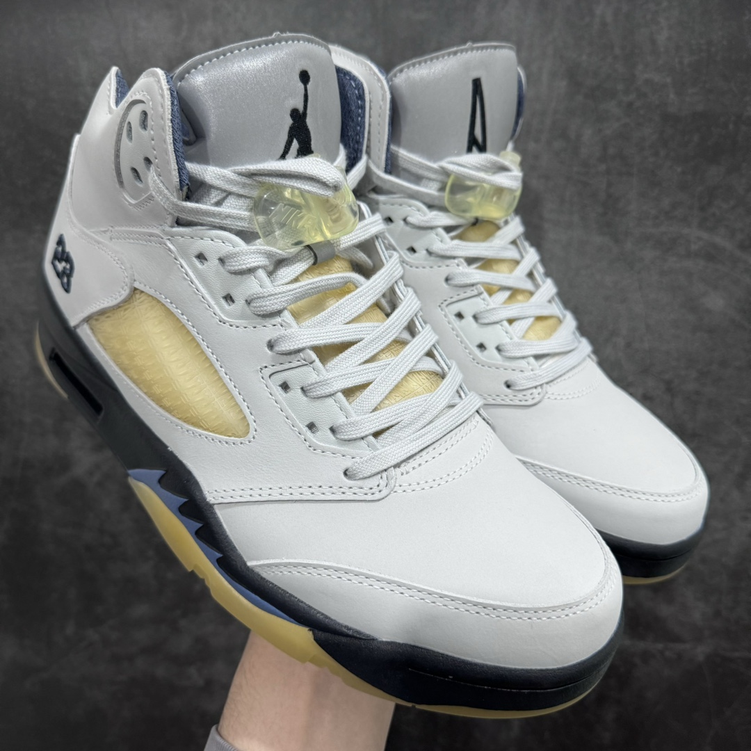 【OG纯原】A Ma Maniére x Air JordanAJ5 Retro AMM联名白色 FZ5758-004原楦原纸板开发 采购原厂皮料 原厂定型 后跟完美效果 到手可放心比对发售原鞋 上脚百分百充当正品驾驭 真正原装公司级完美鞋型 一切细节实拍所见所得！纸板中底、钢印 完美版型 一应俱全外贸专供 发国外寄售可稳妥充正操作Size：40 40.5 41 42 42.5 43 44 44.5 45 46 47.5 48.5-莆田鞋批发中心