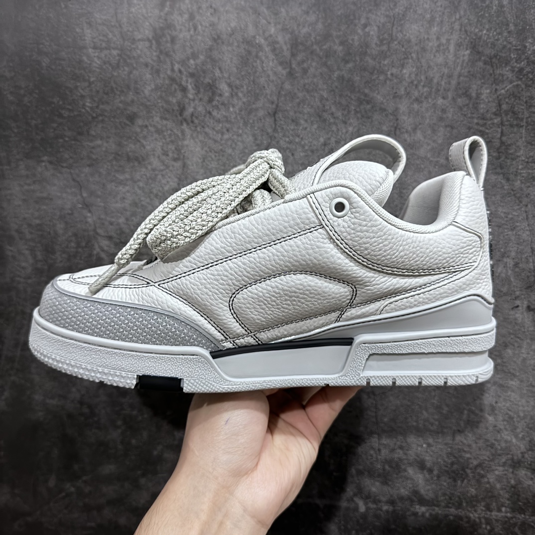 图片[2]-【东莞纯原LW版】驴家LV Trainer Skate 圆头鞋系带 侧面大梅花标识 原版一比一开发 市售顶级版本 一梯队级别 原版完美楦型 东莞大厂出产 品控胜过市面百分之95 TPU大底材料。独家底磨 开发费5w+ 质感媲美原版 密集度超高 区别于同行色泽质感 意大利进口头层一刀切小牛皮 皮料厚实度韧性高于市面 原版垫脚聚米微料加透气英伦网布 都是按正品一比一打造开发 不偷半点料 不掺半点假 细节原版一致 可对比 全包套原版包装配件 目前市面一梯队级别 ⚠️市场太杂请注意混卖版本 可区别材料 版型 质感 包装配件 一切肉眼可见的细节。 尺码男鞋：38 39 40 41 42 43 44 45 偏大一码-选品中心