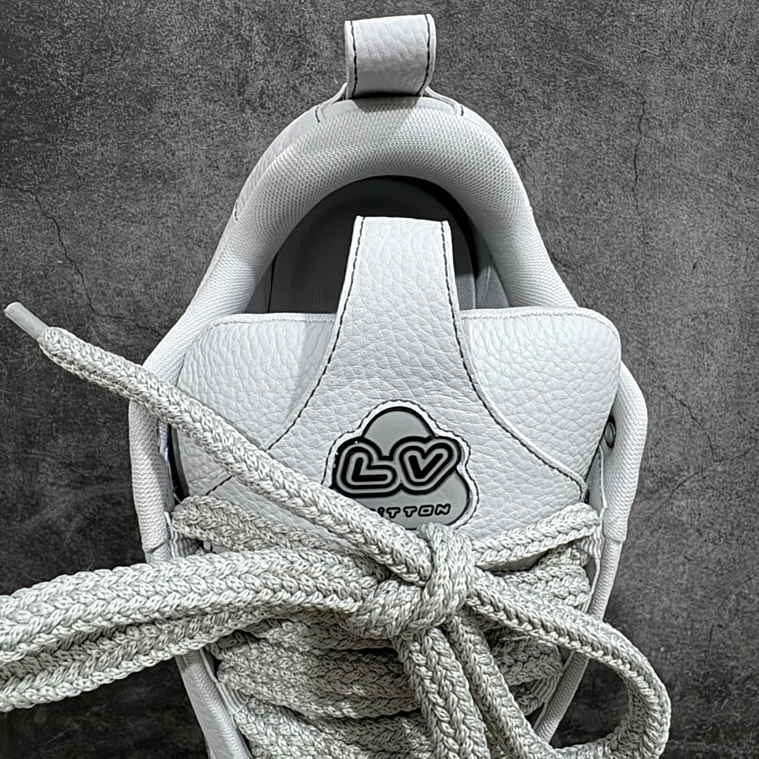 图片[8]-【东莞纯原LW版】驴家LV Trainer Skate 圆头鞋系带 侧面大梅花标识 原版一比一开发 市售顶级版本 一梯队级别 原版完美楦型 东莞大厂出产 品控胜过市面百分之95 TPU大底材料。独家底磨 开发费5w+ 质感媲美原版 密集度超高 区别于同行色泽质感 意大利进口头层一刀切小牛皮 皮料厚实度韧性高于市面 原版垫脚聚米微料加透气英伦网布 都是按正品一比一打造开发 不偷半点料 不掺半点假 细节原版一致 可对比 全包套原版包装配件 目前市面一梯队级别 ⚠️市场太杂请注意混卖版本 可区别材料 版型 质感 包装配件 一切肉眼可见的细节。 尺码男鞋：38 39 40 41 42 43 44 45 偏大一码-选品中心