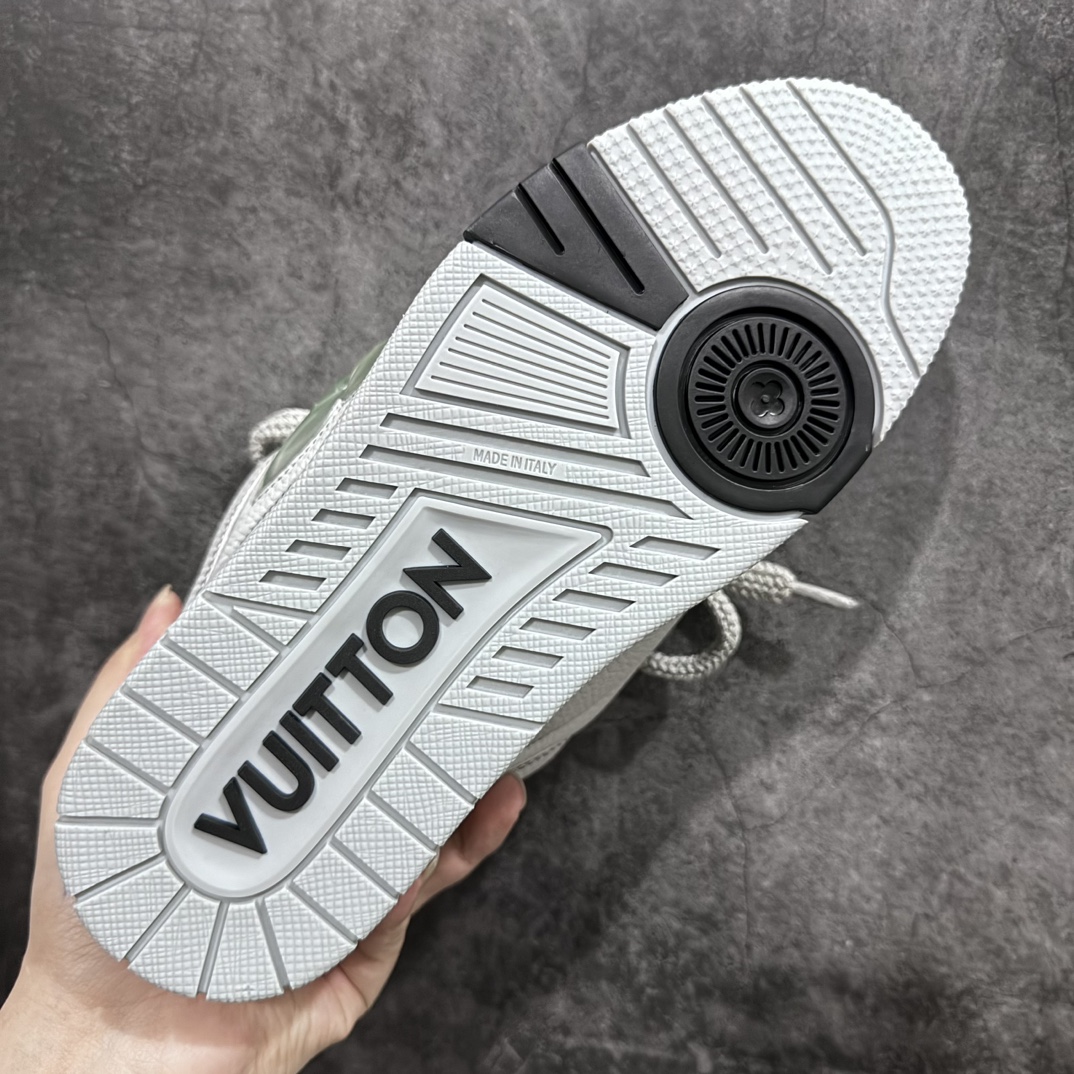 图片[9]-【东莞纯原LW版】驴家LV Trainer Skate 圆头鞋系带 侧面大梅花标识 原版一比一开发 市售顶级版本 一梯队级别 原版完美楦型 东莞大厂出产 品控胜过市面百分之95 TPU大底材料。独家底磨 开发费5w+ 质感媲美原版 密集度超高 区别于同行色泽质感 意大利进口头层一刀切小牛皮 皮料厚实度韧性高于市面 原版垫脚聚米微料加透气英伦网布 都是按正品一比一打造开发 不偷半点料 不掺半点假 细节原版一致 可对比 全包套原版包装配件 目前市面一梯队级别 ⚠️市场太杂请注意混卖版本 可区别材料 版型 质感 包装配件 一切肉眼可见的细节。 尺码男鞋：38 39 40 41 42 43 44 45 偏大一码-选品中心