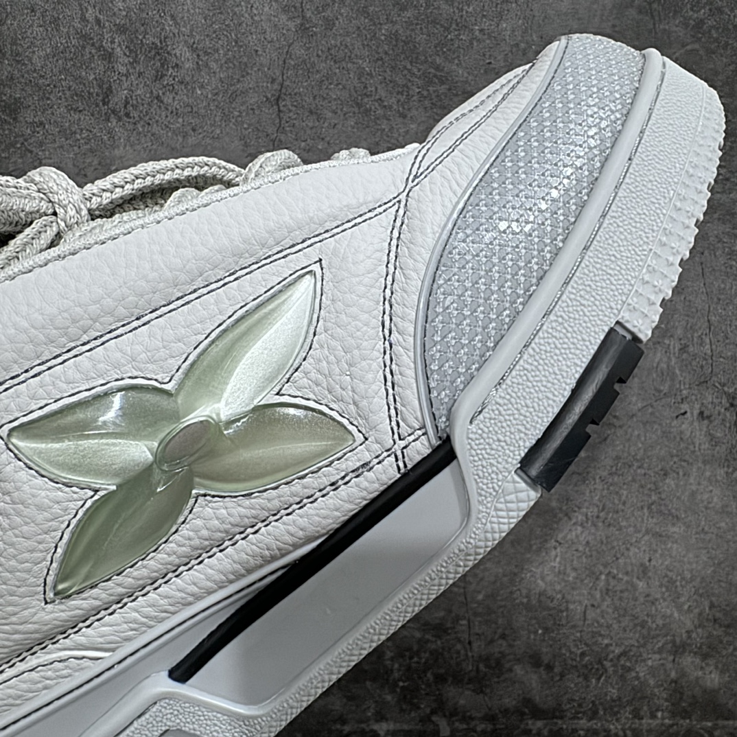 图片[6]-【东莞纯原LW版】驴家LV Trainer Skate 圆头鞋系带 侧面大梅花标识 原版一比一开发 市售顶级版本 一梯队级别 原版完美楦型 东莞大厂出产 品控胜过市面百分之95 TPU大底材料。独家底磨 开发费5w+ 质感媲美原版 密集度超高 区别于同行色泽质感 意大利进口头层一刀切小牛皮 皮料厚实度韧性高于市面 原版垫脚聚米微料加透气英伦网布 都是按正品一比一打造开发 不偷半点料 不掺半点假 细节原版一致 可对比 全包套原版包装配件 目前市面一梯队级别 ⚠️市场太杂请注意混卖版本 可区别材料 版型 质感 包装配件 一切肉眼可见的细节。 尺码男鞋：38 39 40 41 42 43 44 45 偏大一码-选品中心