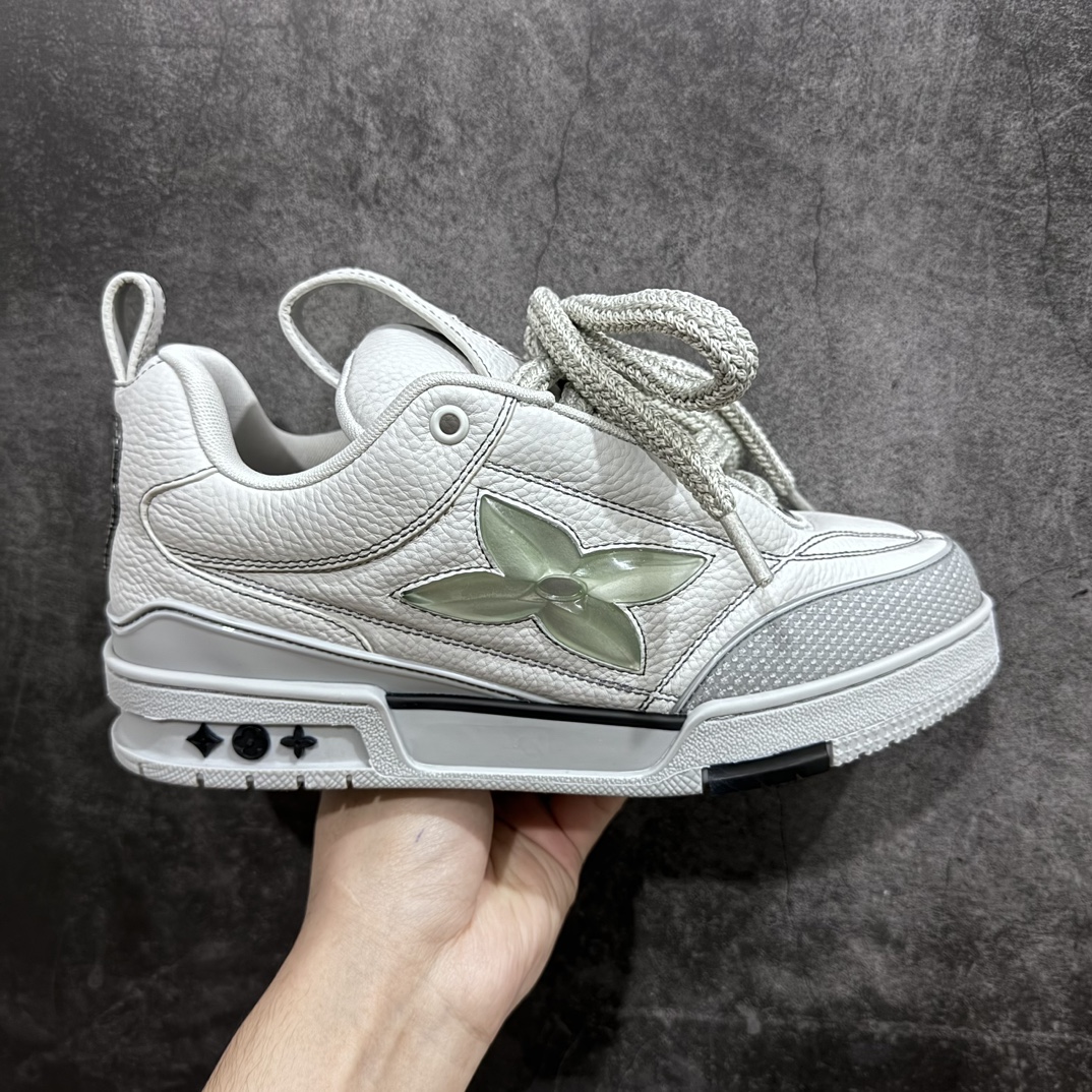 【东莞纯原LW版】驴家LV Trainer Skate 圆头鞋系带 侧面大梅花标识 原版一比一开发 市售顶级版本 一梯队级别 原版完美楦型 东莞大厂出产 品控胜过市面百分之95 TPU大底材料。独家底磨 开发费5w+ 质感媲美原版 密集度超高 区别于同行色泽质感 意大利进口头层一刀切小牛皮 皮料厚实度韧性高于市面 原版垫脚聚米微料加透气英伦网布 都是按正品一比一打造开发 不偷半点料 不掺半点假 细节原版一致 可对比 全包套原版包装配件 目前市面一梯队级别 ⚠️市场太杂请注意混卖版本 可区别材料 版型 质感 包装配件 一切肉眼可见的细节。 尺码男鞋:38 39 40 41 42 43 44 45 偏大一码-选品中心