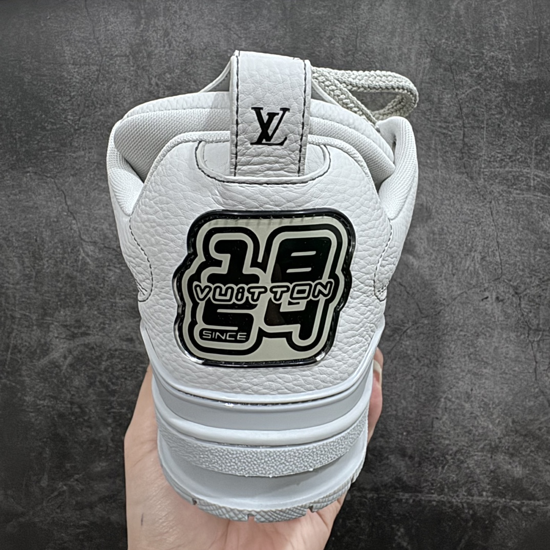 图片[4]-【东莞纯原LW版】驴家LV Trainer Skate 圆头鞋系带 侧面大梅花标识 原版一比一开发 市售顶级版本 一梯队级别 原版完美楦型 东莞大厂出产 品控胜过市面百分之95 TPU大底材料。独家底磨 开发费5w+ 质感媲美原版 密集度超高 区别于同行色泽质感 意大利进口头层一刀切小牛皮 皮料厚实度韧性高于市面 原版垫脚聚米微料加透气英伦网布 都是按正品一比一打造开发 不偷半点料 不掺半点假 细节原版一致 可对比 全包套原版包装配件 目前市面一梯队级别 ⚠️市场太杂请注意混卖版本 可区别材料 版型 质感 包装配件 一切肉眼可见的细节。 尺码男鞋：38 39 40 41 42 43 44 45 偏大一码-选品中心