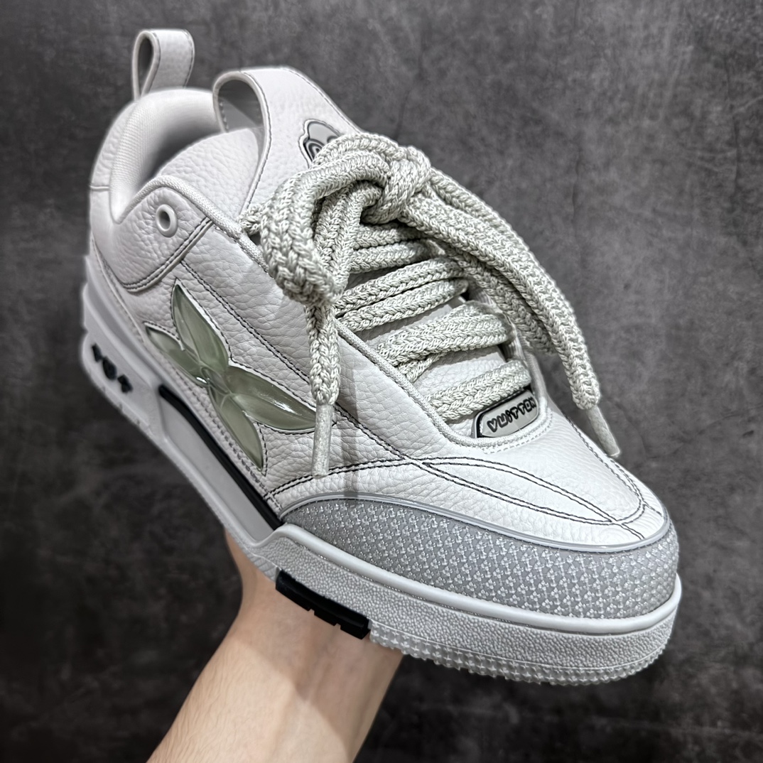 图片[3]-【东莞纯原LW版】驴家LV Trainer Skate 圆头鞋系带 侧面大梅花标识 原版一比一开发 市售顶级版本 一梯队级别 原版完美楦型 东莞大厂出产 品控胜过市面百分之95 TPU大底材料。独家底磨 开发费5w+ 质感媲美原版 密集度超高 区别于同行色泽质感 意大利进口头层一刀切小牛皮 皮料厚实度韧性高于市面 原版垫脚聚米微料加透气英伦网布 都是按正品一比一打造开发 不偷半点料 不掺半点假 细节原版一致 可对比 全包套原版包装配件 目前市面一梯队级别 ⚠️市场太杂请注意混卖版本 可区别材料 版型 质感 包装配件 一切肉眼可见的细节。 尺码男鞋：38 39 40 41 42 43 44 45 偏大一码-选品中心