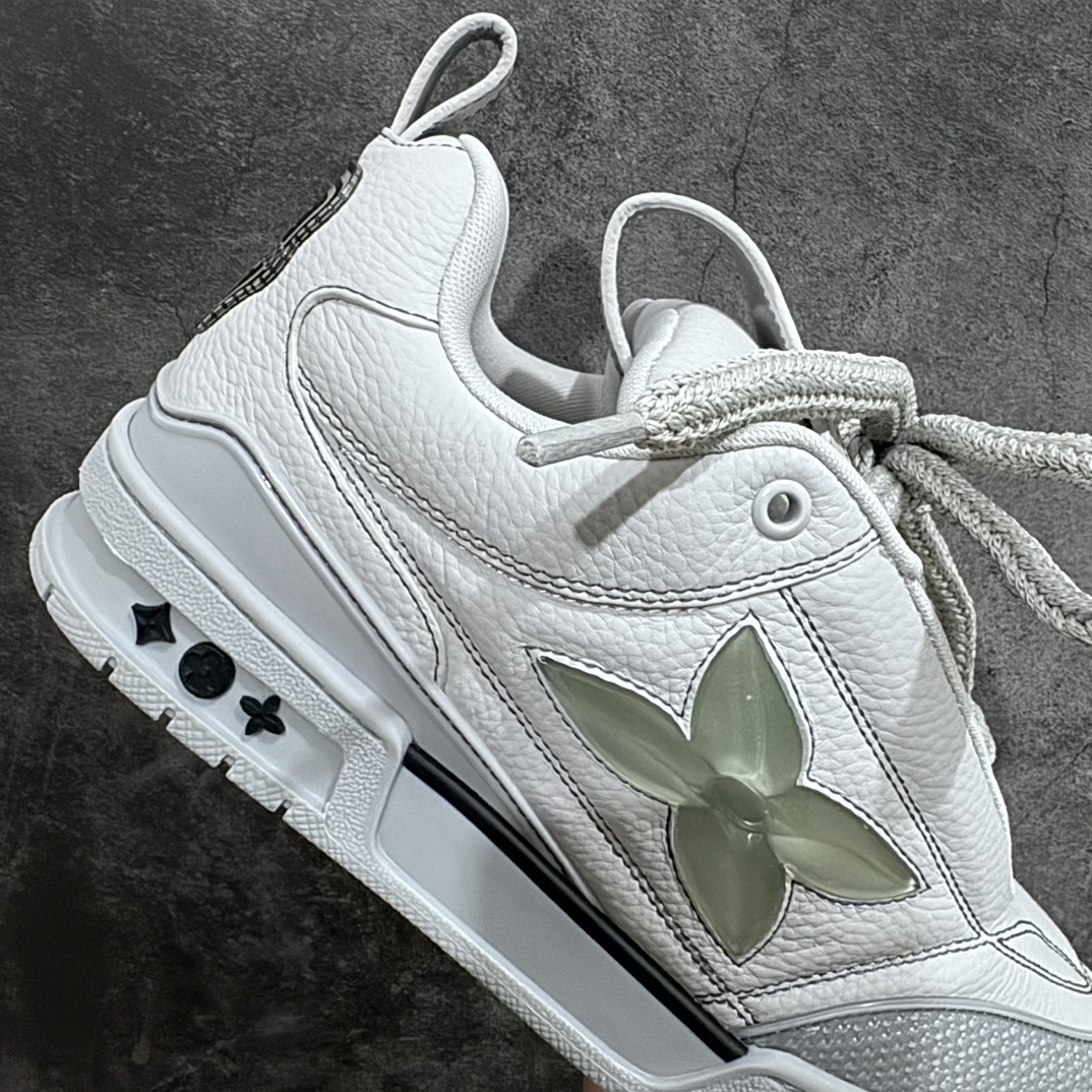 图片[7]-【东莞纯原LW版】驴家LV Trainer Skate 圆头鞋系带 侧面大梅花标识 原版一比一开发 市售顶级版本 一梯队级别 原版完美楦型 东莞大厂出产 品控胜过市面百分之95 TPU大底材料。独家底磨 开发费5w+ 质感媲美原版 密集度超高 区别于同行色泽质感 意大利进口头层一刀切小牛皮 皮料厚实度韧性高于市面 原版垫脚聚米微料加透气英伦网布 都是按正品一比一打造开发 不偷半点料 不掺半点假 细节原版一致 可对比 全包套原版包装配件 目前市面一梯队级别 ⚠️市场太杂请注意混卖版本 可区别材料 版型 质感 包装配件 一切肉眼可见的细节。 尺码男鞋：38 39 40 41 42 43 44 45 偏大一码-选品中心