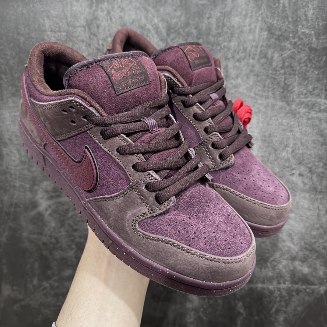 【Top纯原】NK Dunk Low Premium \”Valentine\’s Day\” SB低帮情人节 酒红麂皮 货号：FN0619-600n#鞋身整体以暗红色为主色调设计，材质方面以麂皮为底，搭配荔枝皮框架拼接呈现，鞋底则以暗红色中底和外底呈现，并带有白色泼墨效果，与鞋身配色完美融合。 尺码：36 36.5 37.5 38 38.5 39 40 40.5 41 42 42.5 43 44 44.5 45 46 47.5-莆田鞋批发中心