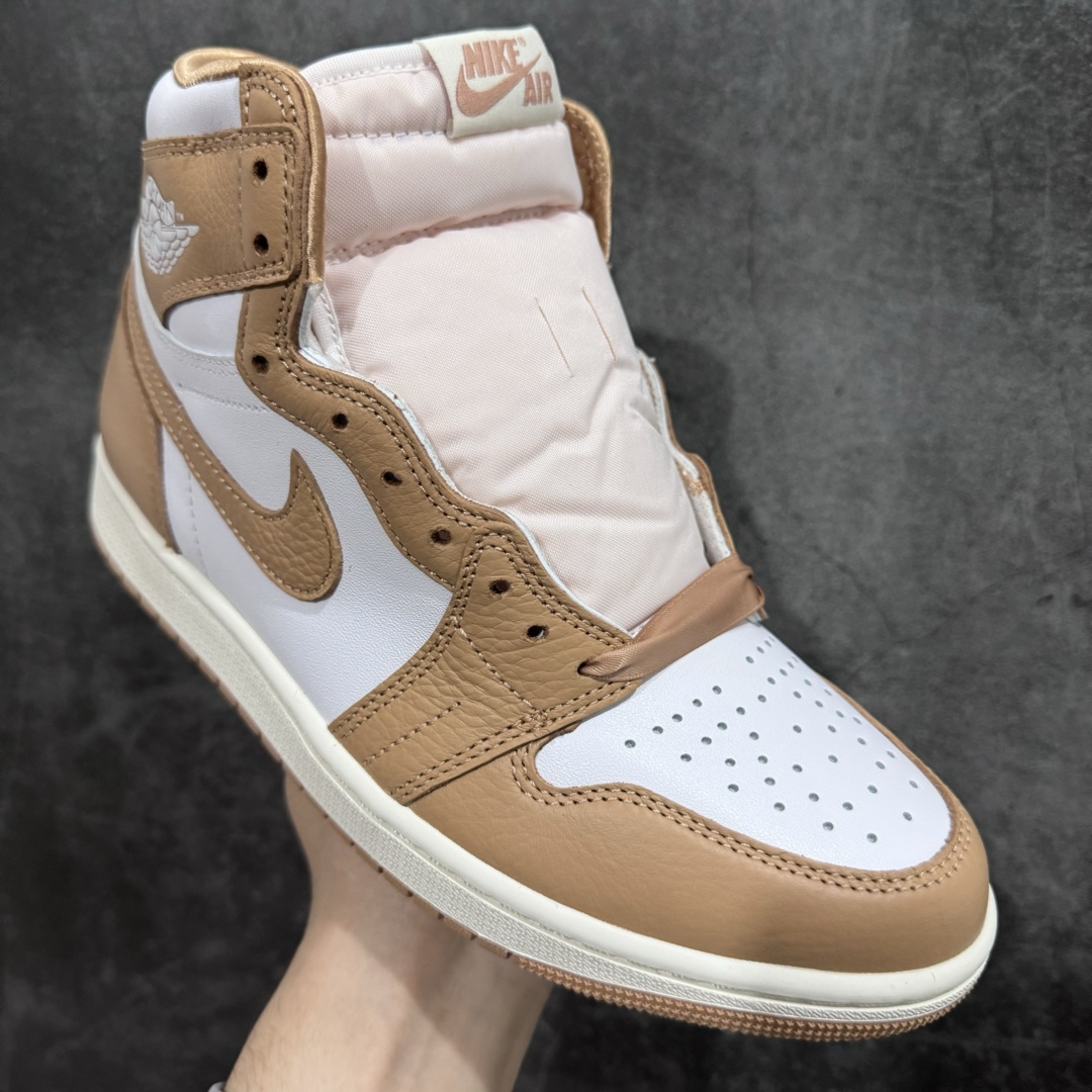 图片[3]-【东莞小纯原】Air Jordan 1 High OG “Praline” 奶油黄n纯原 Air Jordan 1 High OG “Praline”是一款以奢华手袋为灵感的新款女生专属配色，。采用棕褐色、白色和帆白为配色方案，以优质皮革、网眼鞋舌和缎面衬里，塑造奢华色调，白色皮革鞋身搭配棕褐色覆面，并配有缎面状扁平鞋带，粉色“Nike Air”鞋舌标签、帆白中底和白色“Wings”脚踝标志，最后以棕褐色橡胶外底完美融合 货号：FN6622-201 尺码：40 40.5 41 42 42.5 43 44 44.5 45 46 47.5-莆田鞋批发中心