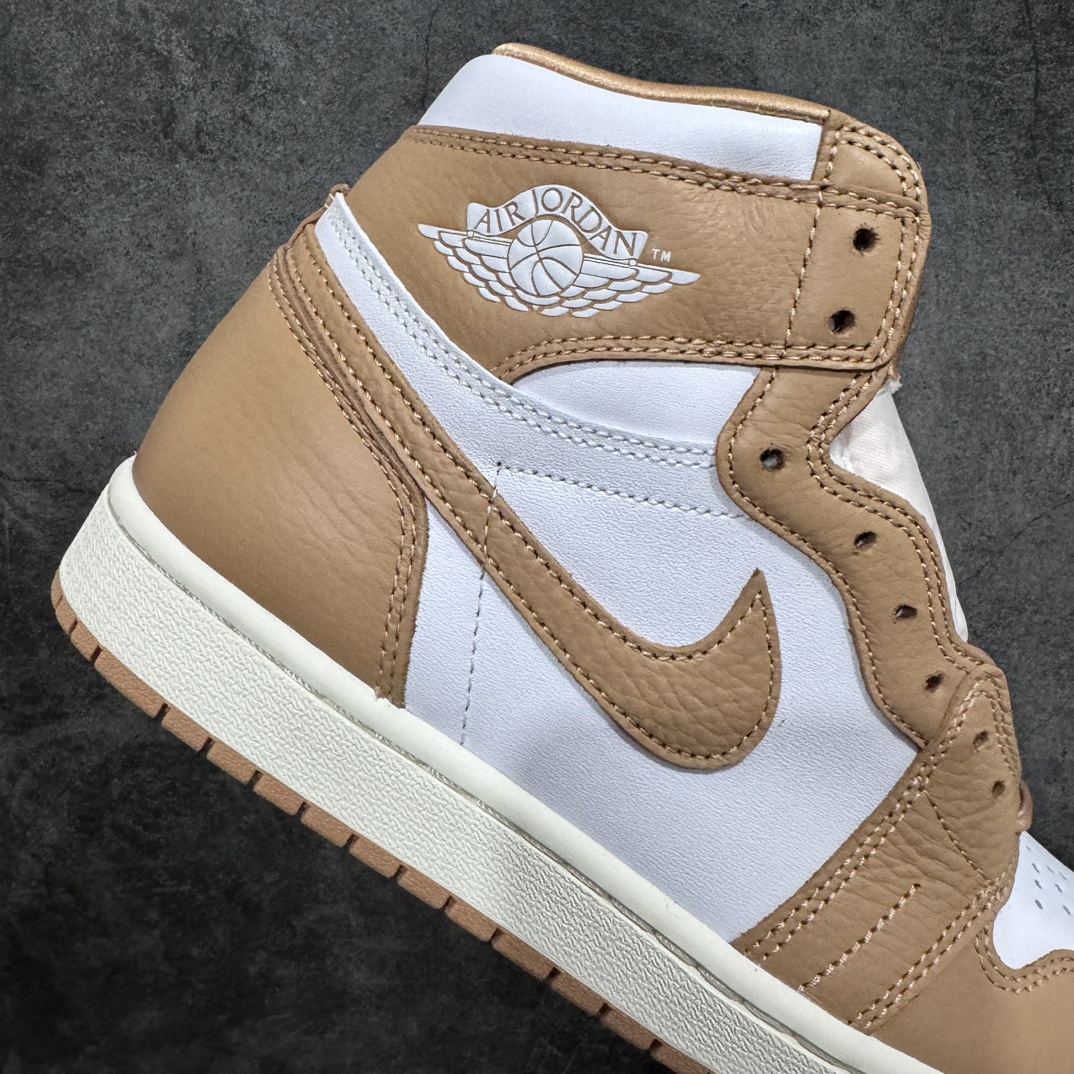 图片[7]-【东莞小纯原】Air Jordan 1 High OG “Praline” 奶油黄n纯原 Air Jordan 1 High OG “Praline”是一款以奢华手袋为灵感的新款女生专属配色，。采用棕褐色、白色和帆白为配色方案，以优质皮革、网眼鞋舌和缎面衬里，塑造奢华色调，白色皮革鞋身搭配棕褐色覆面，并配有缎面状扁平鞋带，粉色“Nike Air”鞋舌标签、帆白中底和白色“Wings”脚踝标志，最后以棕褐色橡胶外底完美融合 货号：FN6622-201 尺码：40 40.5 41 42 42.5 43 44 44.5 45 46 47.5-莆田鞋批发中心