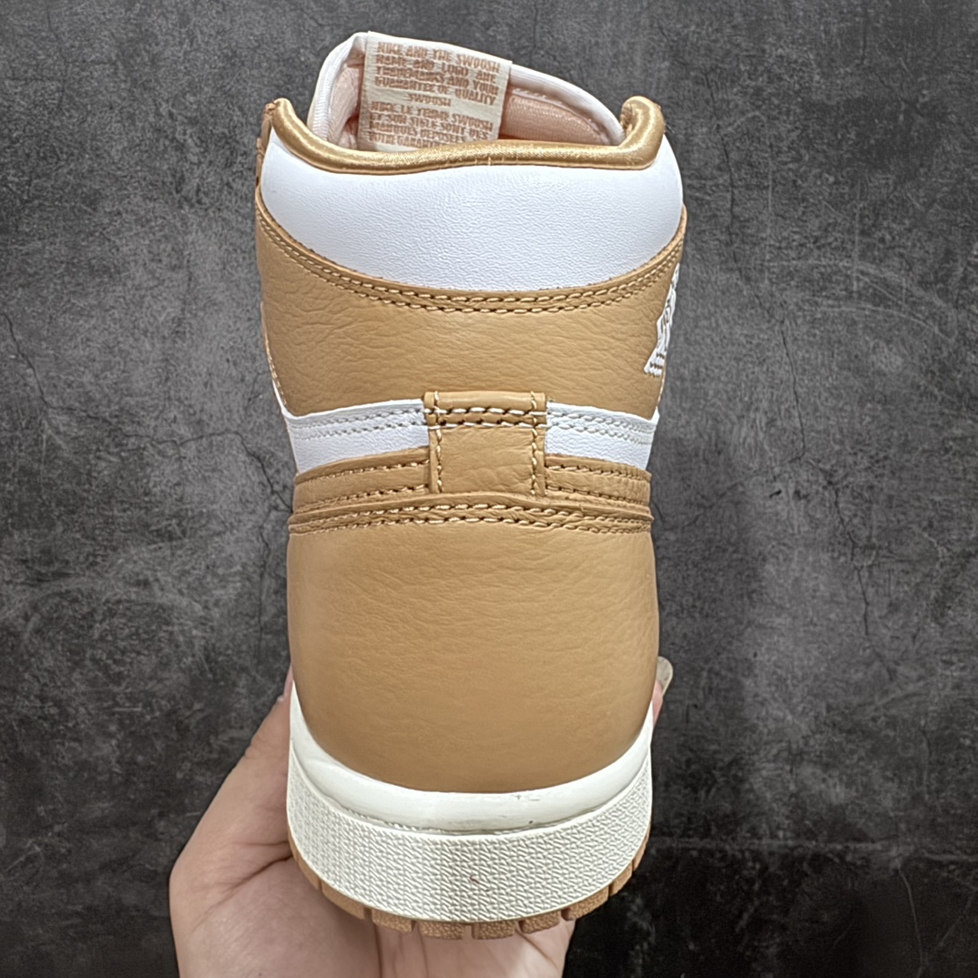 图片[4]-【东莞小纯原】Air Jordan 1 High OG “Praline” 奶油黄n纯原 Air Jordan 1 High OG “Praline”是一款以奢华手袋为灵感的新款女生专属配色，。采用棕褐色、白色和帆白为配色方案，以优质皮革、网眼鞋舌和缎面衬里，塑造奢华色调，白色皮革鞋身搭配棕褐色覆面，并配有缎面状扁平鞋带，粉色“Nike Air”鞋舌标签、帆白中底和白色“Wings”脚踝标志，最后以棕褐色橡胶外底完美融合 货号：FN6622-201 尺码：40 40.5 41 42 42.5 43 44 44.5 45 46 47.5-莆田鞋批发中心