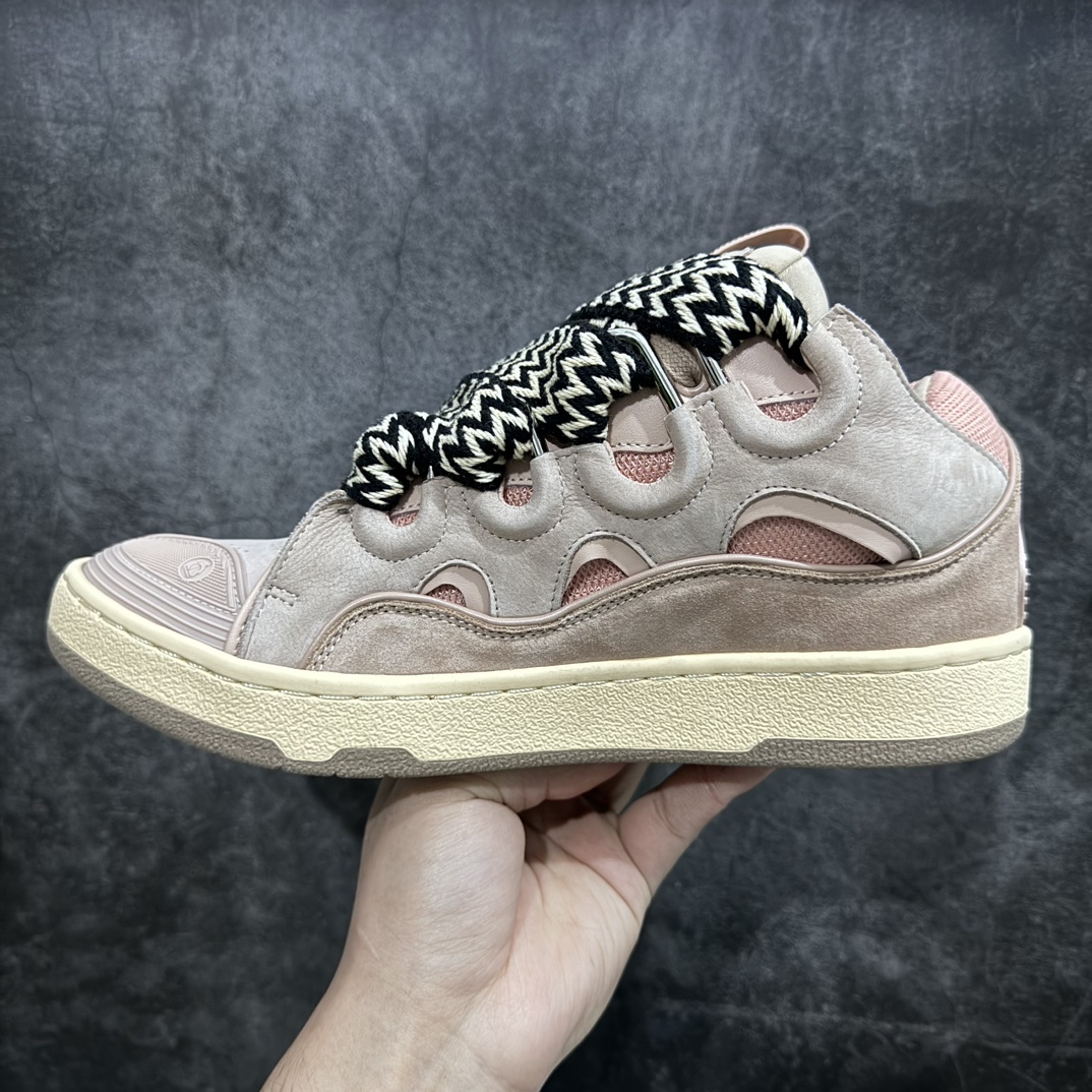 图片[2]-【渠道版】 Lanvin Leather Curb Sneakersn浪凡面包鞋浅粉色 本地现货n原版1:1开模重工艺制作面料采用进口牛磨砂➕环保牛反绒➕金钢网织物内里柔软透气太空棉面料 原版开模双色TPU大底顶级品质 区别本地市场流通其他货品nLeather是一款灵感源自90年代的运动鞋 设计自信 尺寸夸张 这款鞋由纳帕小牛皮、翻毛皮和网眼布制成 圆润的外形、加垫的鞋舌和弯曲的金属孔眼使这款精心打造的鞋格外舒适  尺码：40/45-莆田鞋批发中心