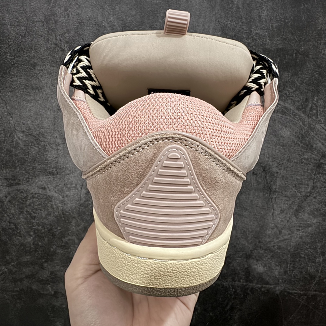 图片[4]-【渠道版】 Lanvin Leather Curb Sneakersn浪凡面包鞋浅粉色 本地现货n原版1:1开模重工艺制作面料采用进口牛磨砂➕环保牛反绒➕金钢网织物内里柔软透气太空棉面料 原版开模双色TPU大底顶级品质 区别本地市场流通其他货品nLeather是一款灵感源自90年代的运动鞋 设计自信 尺寸夸张 这款鞋由纳帕小牛皮、翻毛皮和网眼布制成 圆润的外形、加垫的鞋舌和弯曲的金属孔眼使这款精心打造的鞋格外舒适  尺码：40/45-莆田鞋批发中心