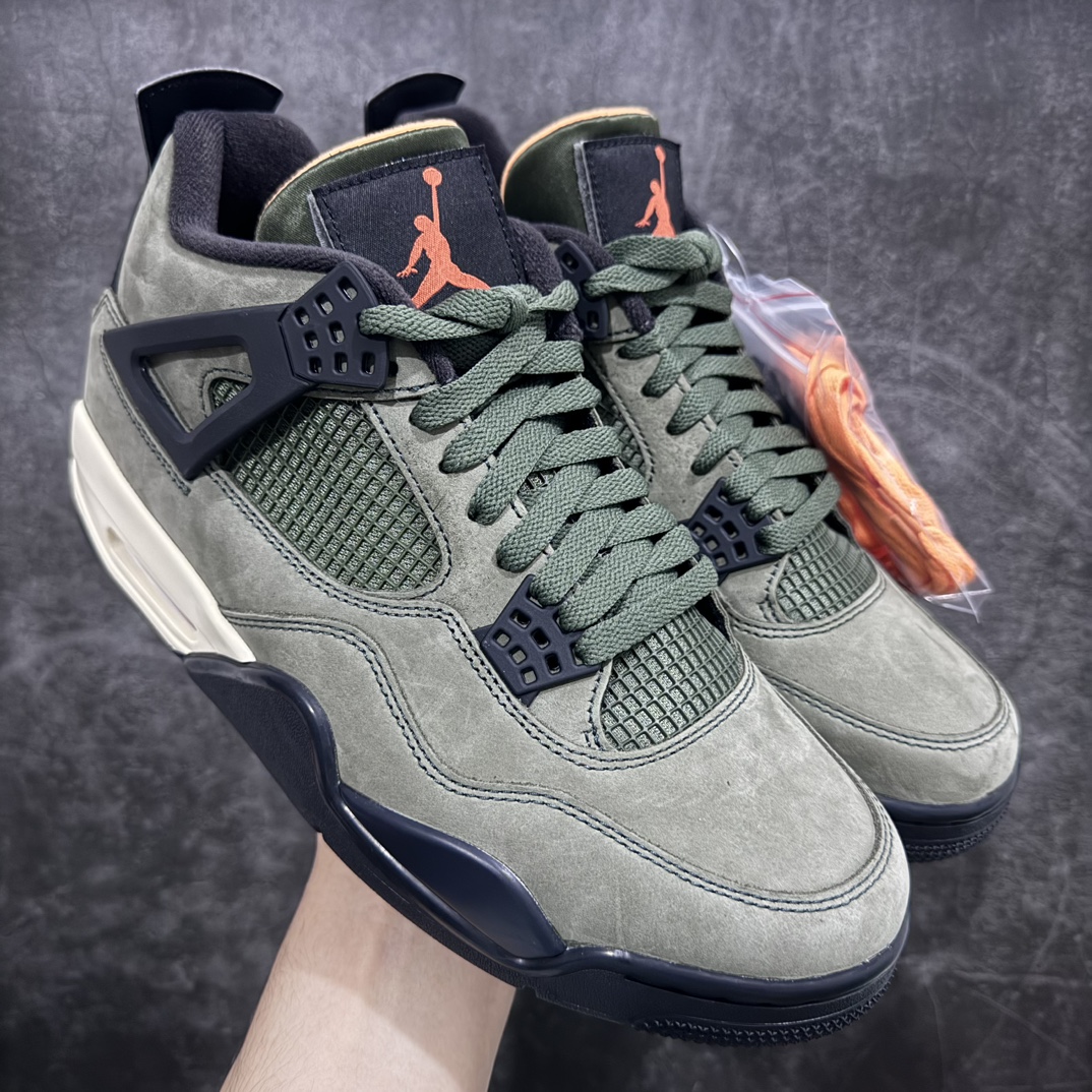 【GX/绿x版】UNDEFEATED x Air Jordan AJ4 Retro 不败联名 军绿 JBM351 M1该鞋款鞋身使用了大面积绿色为主色设计 并且它的特点为：可拆卸的魔术贴鞋舌板块、 鞋舌内替换原有AIR JORDAN 4字样变成UNDEFEATED白色黑底字样、拆卸魔术贴后为白字灰底JORDAN RARE AIR字样、鞋后跟TPU内为UNDEFEATED字样、鞋盒为特殊的拉链包装袋、以及带有黑色和橙色两幅鞋带 橙色的鞋舌Jumpman Logo和内衬 让整个鞋面有了点睛之笔于其中 圈内最强四代 耗时半年巨作 全套原纸板楦头开发 原厂特供皮料加持 确保原汁原味 完美呈现四代版型 一比一鞋头弧度高度鞋身弧度 数据细节工艺流程均保持原鞋一致 原厂TPU网格鞋带扣 正确内里网布 菱角分明不变形无多余毛边 柔软性质感一致于原鞋 市场唯一原厂鞋扣模具 背面可见隐藏注塑口 原厂织唛标 原厂飞人电绣工艺 尾指中部跳三针 独家绑鞋带手法 印刷中底布 四线拉帮 米色美纹纸贴合固定 进口港宝加持 后跟自然饱满 全鞋荧光划线卡点 追求极致完美 每一双都是工艺品 多重QC质检 超越公司货的品控标准 实实在在的免检产品  尺码：40 40.5 41 42 42.5 43 44 44.5 45 45.5 46 47.5 48.5 49.5 50.5-莆田鞋批发中心