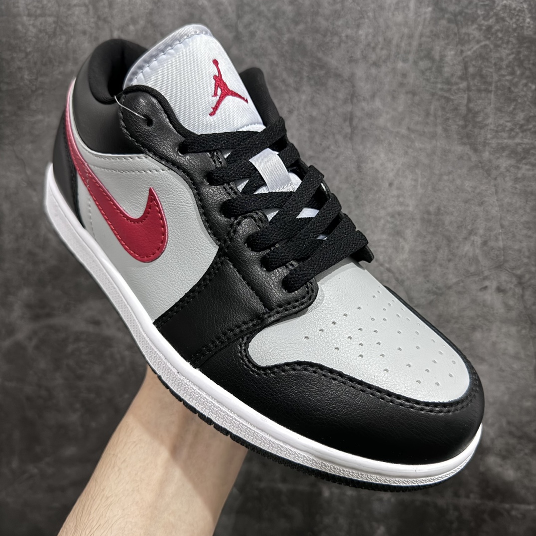 图片[3]-【K版】Air Jordan 1 Low 黑灰红n全鞋采用原装头层皮，用料扎实 精雕细琢n鞋型极致还原 飞翼3D打印改良 深度立体四线中底拉帮皮料选材 钢印 背胶一应俱全 全新批次 原装原模大底全鞋原厂定制皮料，手感细腻正确折边工艺 完美细节诠释。 货号 ：DC0774-062nSize ：36 36.5 37.5 38 38.5 39 40 40.5 41 42 42.5 43 44 44.5 45 46-莆田鞋批发中心