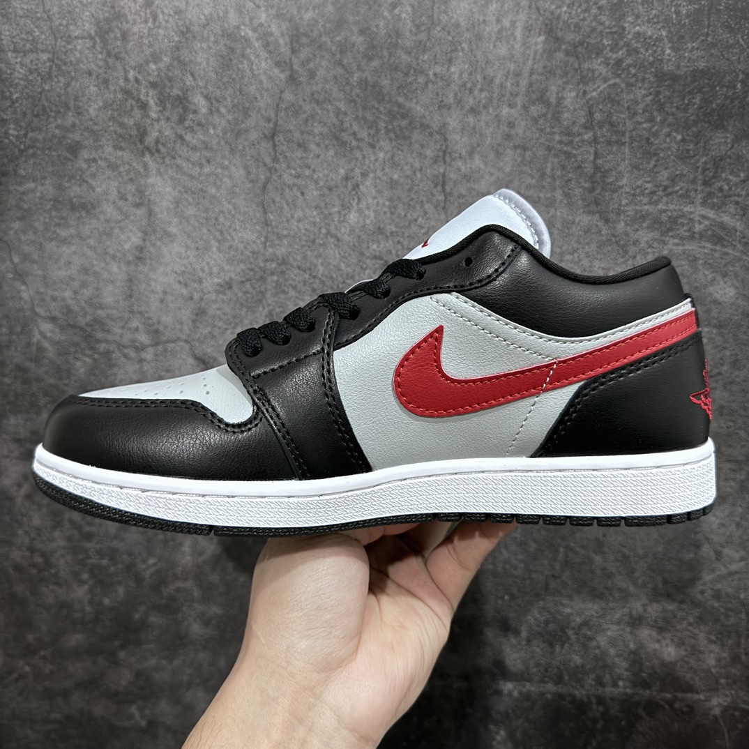 图片[2]-【K版】Air Jordan 1 Low 黑灰红n全鞋采用原装头层皮，用料扎实 精雕细琢n鞋型极致还原 飞翼3D打印改良 深度立体四线中底拉帮皮料选材 钢印 背胶一应俱全 全新批次 原装原模大底全鞋原厂定制皮料，手感细腻正确折边工艺 完美细节诠释。 货号 ：DC0774-062nSize ：36 36.5 37.5 38 38.5 39 40 40.5 41 42 42.5 43 44 44.5 45 46-莆田鞋批发中心