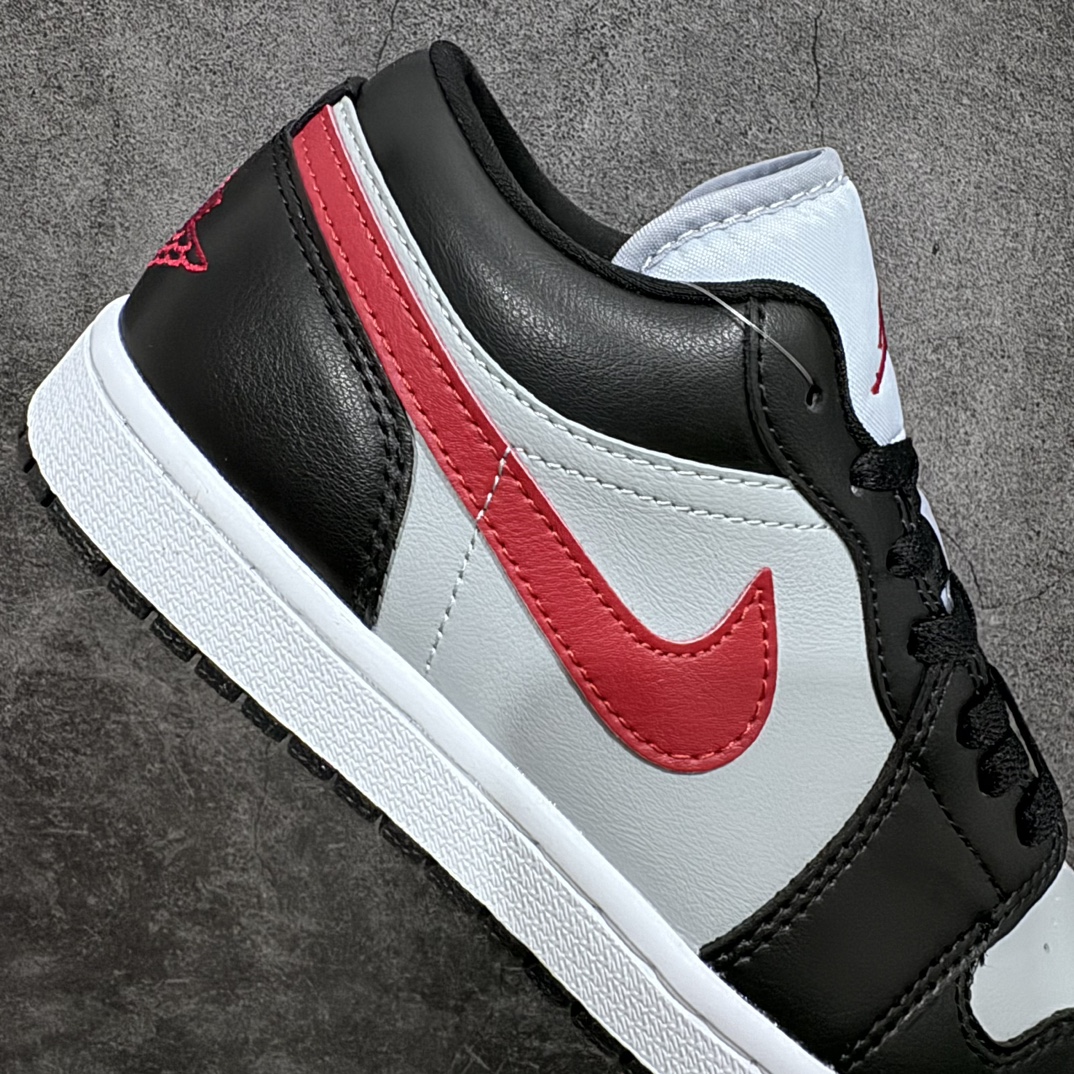 图片[6]-【K版】Air Jordan 1 Low 黑灰红n全鞋采用原装头层皮，用料扎实 精雕细琢n鞋型极致还原 飞翼3D打印改良 深度立体四线中底拉帮皮料选材 钢印 背胶一应俱全 全新批次 原装原模大底全鞋原厂定制皮料，手感细腻正确折边工艺 完美细节诠释。 货号 ：DC0774-062nSize ：36 36.5 37.5 38 38.5 39 40 40.5 41 42 42.5 43 44 44.5 45 46-莆田鞋批发中心