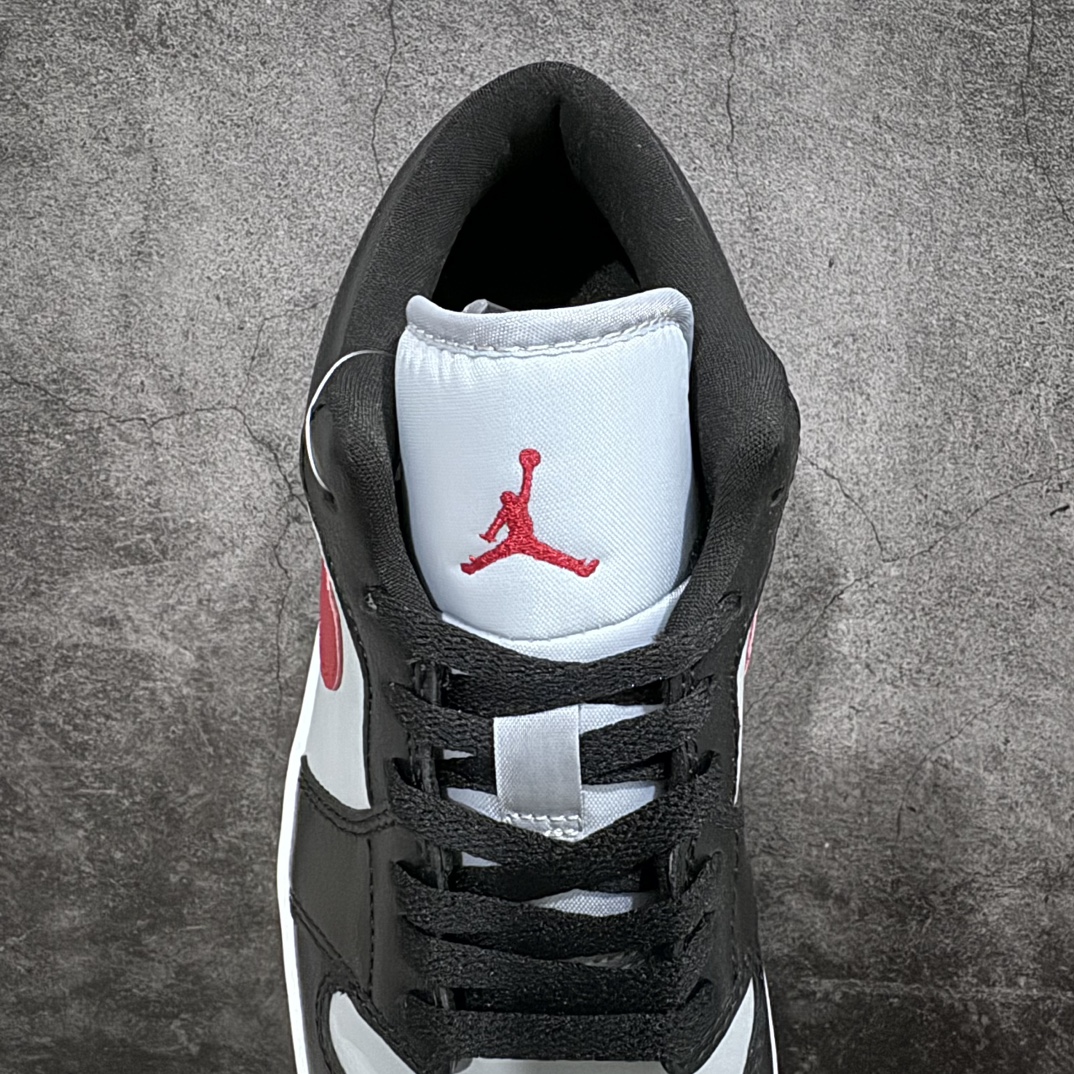 图片[8]-【K版】Air Jordan 1 Low 黑灰红n全鞋采用原装头层皮，用料扎实 精雕细琢n鞋型极致还原 飞翼3D打印改良 深度立体四线中底拉帮皮料选材 钢印 背胶一应俱全 全新批次 原装原模大底全鞋原厂定制皮料，手感细腻正确折边工艺 完美细节诠释。 货号 ：DC0774-062nSize ：36 36.5 37.5 38 38.5 39 40 40.5 41 42 42.5 43 44 44.5 45 46-莆田鞋批发中心