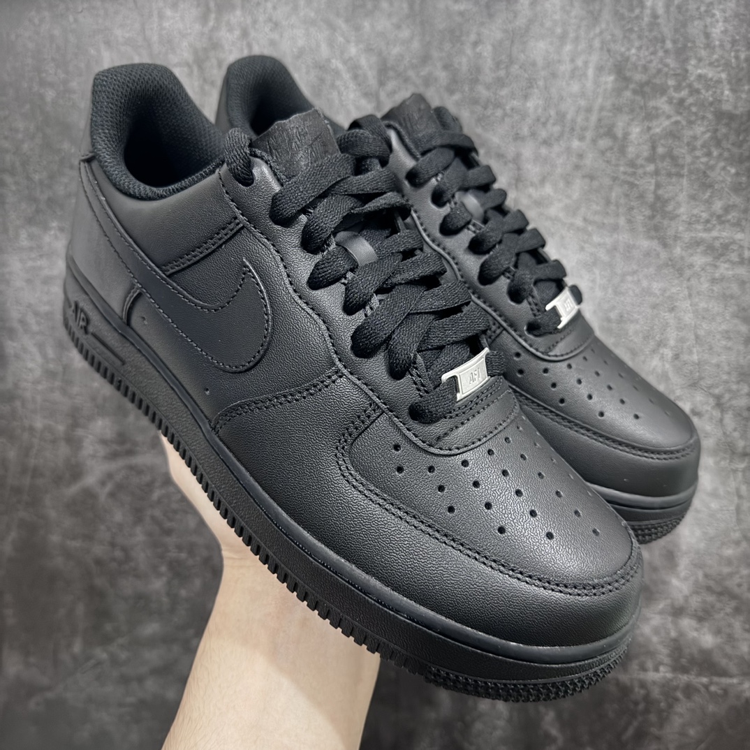 【纯正绿X新版】NK Air Force 1 Low \’07 空军一号低帮经典板鞋 纯黑 CW2288-0011n顶级空军 皮料质感可媲美og版n细节吊打市场其他代号版本n全鞋电脑针车 工整有序原厂港宝加持完美还原灵魂版型原盒原配从里到外百分百还原原厂全头层原厂皮料 原标原盒内置Sole气垫 中底白色背胶 中底划线已经无限的接近公司 原厂楦头 原厂刺绣后跟弧度修正 正确中底四线防伪  尺码：36 36.5 37.5 38 38.5 39 40 40.5 41 42 42.5 43 44 44.5 45 46 47.5-莆田鞋批发中心