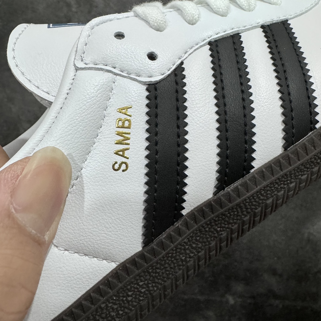 图片[3]-【X版纯原】Adidas Samba OG 桑巴低帮休闲板鞋 B75806n全新高端零售平台专供品质出货 全鞋身采用细腻甩纹头层牛皮 包括鞋舌也是头层皮n市场唯一正确鞋舌印刷标 注意正确深蓝色 有凹凸感n立体Samba烫金 后跟港宝定型 皮料切割超高清洁度n私模大底 非市面公底 多次调试无色差大底 高价零售首选品质‼️ 尺码：36 36.5 37 38 38.5 39 40 40.5 41 42 42.5 43 44 44.5 45-莆田鞋批发中心