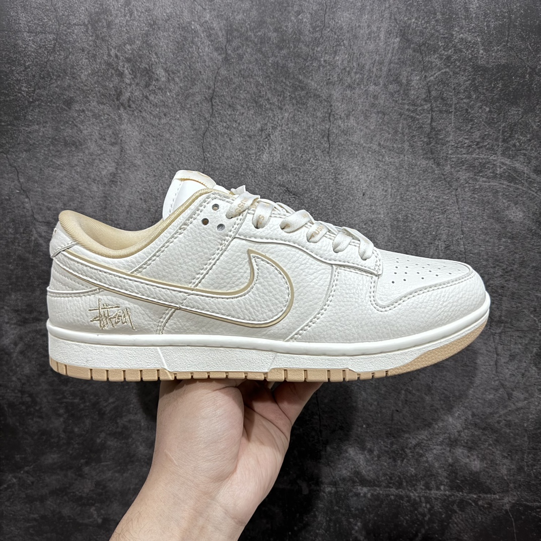 【定制版】Nike SB Dunk Low x Stussy 斯图西联名米白卡其”n纯原大厂出品 极力推荐👏n原装头层材料 独家版型蒸餾加工n帶來的是更好的视觉和脚感体验n大厂纯原品质出货 清洁度 电绣工艺皮料切割干净无任何毛边 细节完美 官方货号：JH5812 911 尺码：36 36.5 37.5 38 38.5 39 40 40.5 41 42 42.5 43 44 44.5 45-莆田鞋批发中心