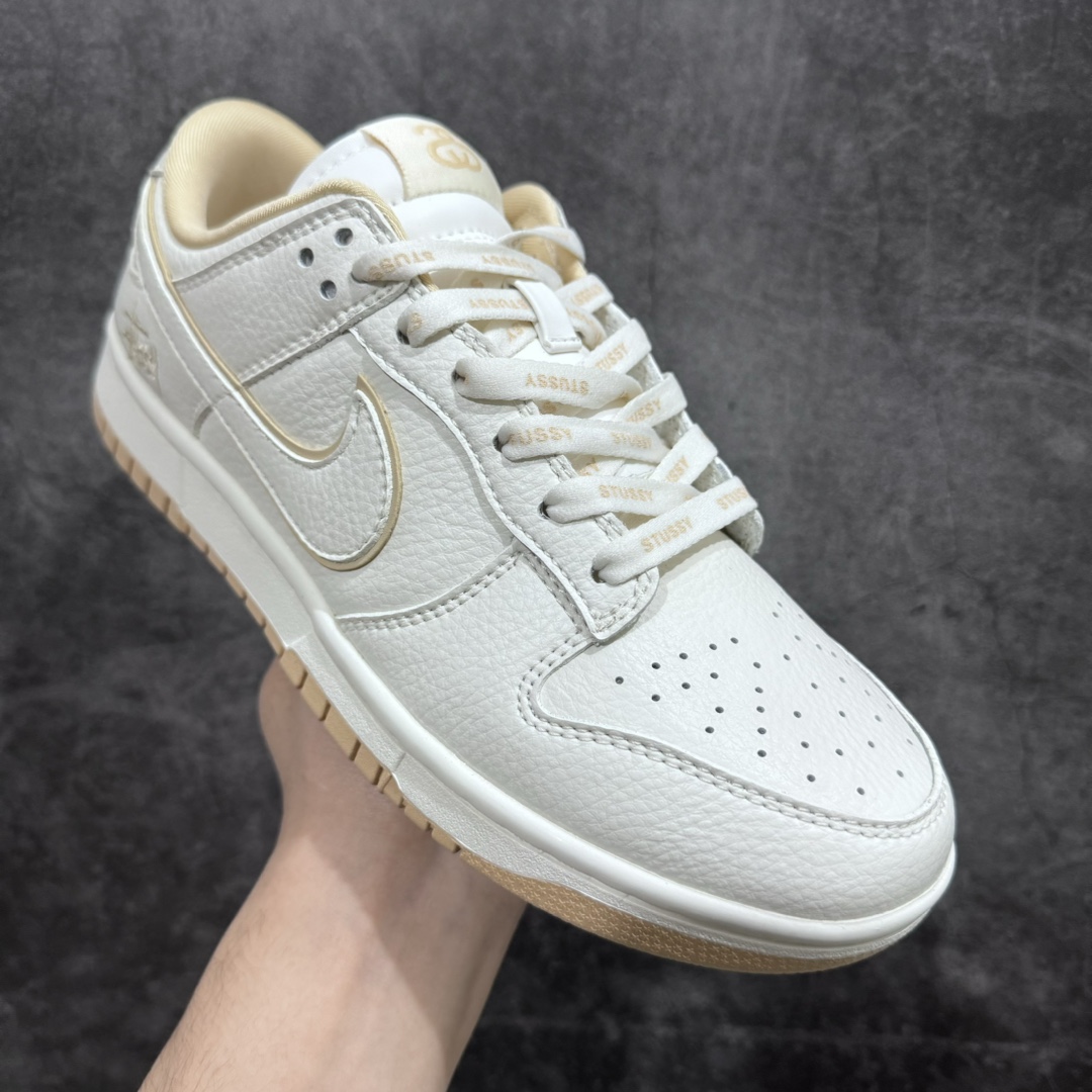 图片[3]-【定制版】Nike SB Dunk Low x Stussy 斯图西联名米白卡其”n纯原大厂出品 极力推荐👏n原装头层材料 独家版型蒸餾加工n帶來的是更好的视觉和脚感体验n大厂纯原品质出货 清洁度 电绣工艺皮料切割干净无任何毛边 细节完美 官方货号：JH5812 911 尺码：36 36.5 37.5 38 38.5 39 40 40.5 41 42 42.5 43 44 44.5 45-莆田鞋批发中心