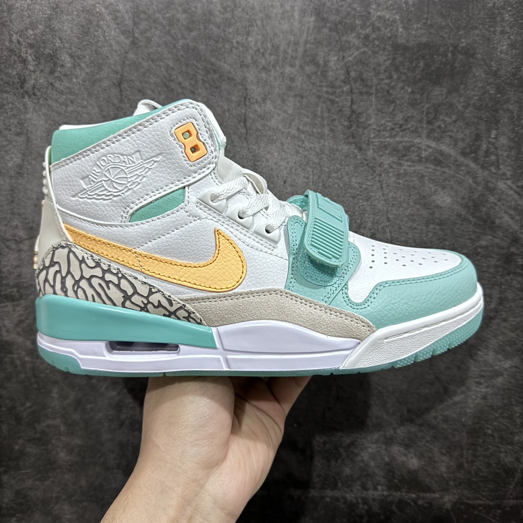 【纯原N版】Air Jordan Legacy AJ312郭艾伦白绿 FV3625-181鞋身采用了皮革材质打造 横跨鞋面的魔术贴十分吸睛 侧面的Swoosh Logo的一部分被鞋面遮挡了一部分 颇具玩味 魔术贴上标有NK标识 而鞋舌上是Jordan的经典飞翼Logo 后跟和鞋底均采用了Air Jordan 3 的设计 后跟上同样也使用了经典的爆裂纹图案  尺码：36 36.5 37.5 38 38.5 39 40 40.5 41 42 42.5 43 44 44.5 45 46 47.5-莆田鞋批发中心