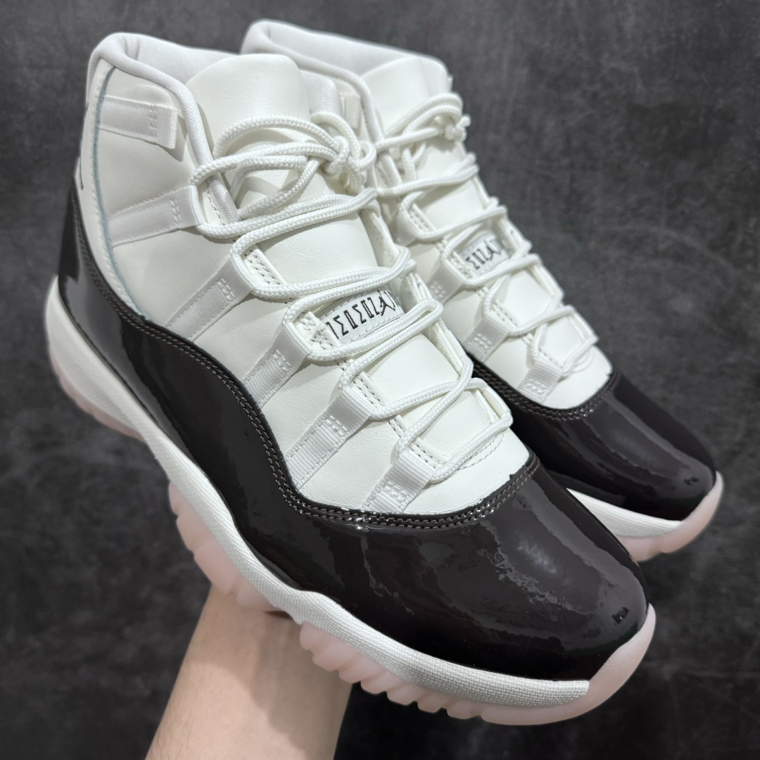 【OG版】Air Jordan 11 AJ11樱花康扣 AR0715-101n顶级原厂品质 漆皮是棕红色不是黑色 大底是樱花粉色 白色皮料是头层细纹牛皮，质感超好，完美针车刺绣，原厂11代鞋楦打造完美鞋型，出货即巅峰的品质，配色全部拉满‼️nn拟定于年内秋季发售的乔11新配色–樱花康扣。依然沿用经典的黑白撞色。漆皮包裹，碳板加持、鞋身材质类似金砖配色由以前的牛津布跟换为全皮质包裹，凸显诚意。配色重点在于大底颜色以十分少女心的淡粉色作为主色调，让乔11的霸气当中略带娇羞。n 尺码：36-47.5nn-莆田鞋批发中心