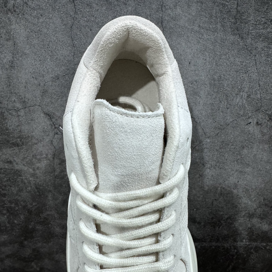 图片[8]-【外贸版】Fear OF God Fog x Ad Athletics 86 Lo IE6215 重磅联名时尚休闲板鞋n外贸出品 最大49码 配PVC镜面防尘袋n鞋身依旧是走Fear of God一贯的简约设计路线，加粗鞋带以及抽绳细节，都体现出极强的辨识度。n#最为吸睛的还是鞋身侧边的三线LOGO框架，凸显出AD联名身份。n#一体式高帮袜套设计，相信很多小伙伴还是会顾虑穿脱方面的便利性。n#综合这些年对于AD袜套鞋的穿着感受，还是自信AD在这方面的实力，能够做到紧致包裹的同时保证穿脱的流畅感。 尺码：36 36.5 37 38 38.5 39 40 40.5 41 42 42.5 43 44 45 46 47 48 49/-莆田鞋批发中心