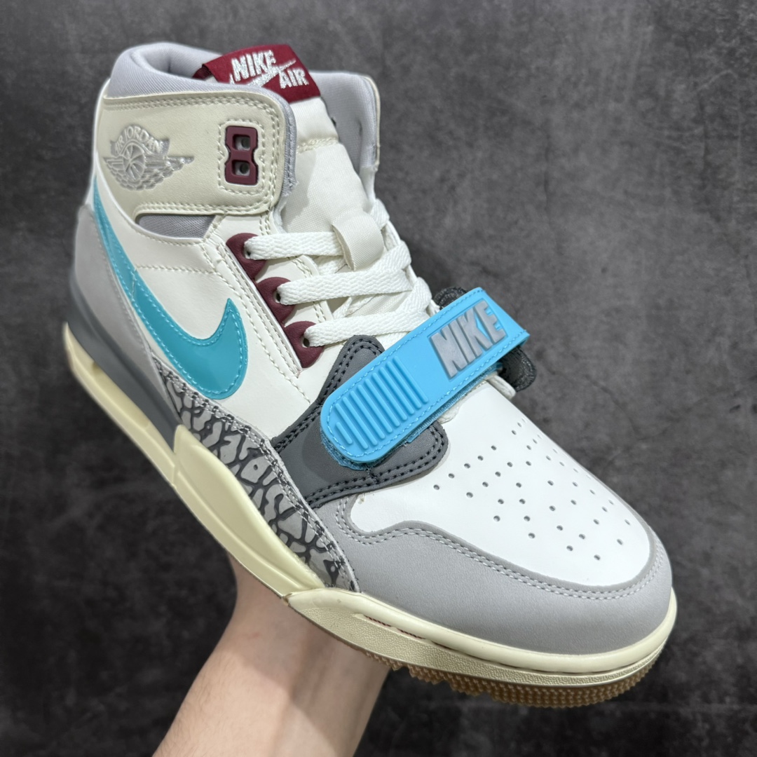 图片[3]-【纯原N版】Air Jordan Legacy AJ312 三合一高帮白灰蓝 货号：FB1875-141nn鞋身采用了皮革材质打造 横跨鞋面的魔术贴十分吸睛 侧面的Swoosh Logo的一部分被鞋面遮挡了一部分 颇具玩味 魔术贴上标有NK标识 而鞋舌上是Jordan的经典飞翼Logo 后跟和鞋底均采用了Air Jordan 3 的设计 后跟上同样也使用了经典的爆裂纹图案  尺码：36 36.5 37.5 38 38.5 39 40 40.5 41 42 42.5 43 44 44.5 45 46 47.5-莆田鞋批发中心