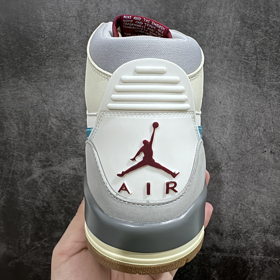 图片[4]-【纯原N版】Air Jordan Legacy AJ312 三合一高帮白灰蓝 货号：FB1875-141nn鞋身采用了皮革材质打造 横跨鞋面的魔术贴十分吸睛 侧面的Swoosh Logo的一部分被鞋面遮挡了一部分 颇具玩味 魔术贴上标有NK标识 而鞋舌上是Jordan的经典飞翼Logo 后跟和鞋底均采用了Air Jordan 3 的设计 后跟上同样也使用了经典的爆裂纹图案  尺码：36 36.5 37.5 38 38.5 39 40 40.5 41 42 42.5 43 44 44.5 45 46 47.5-莆田鞋批发中心