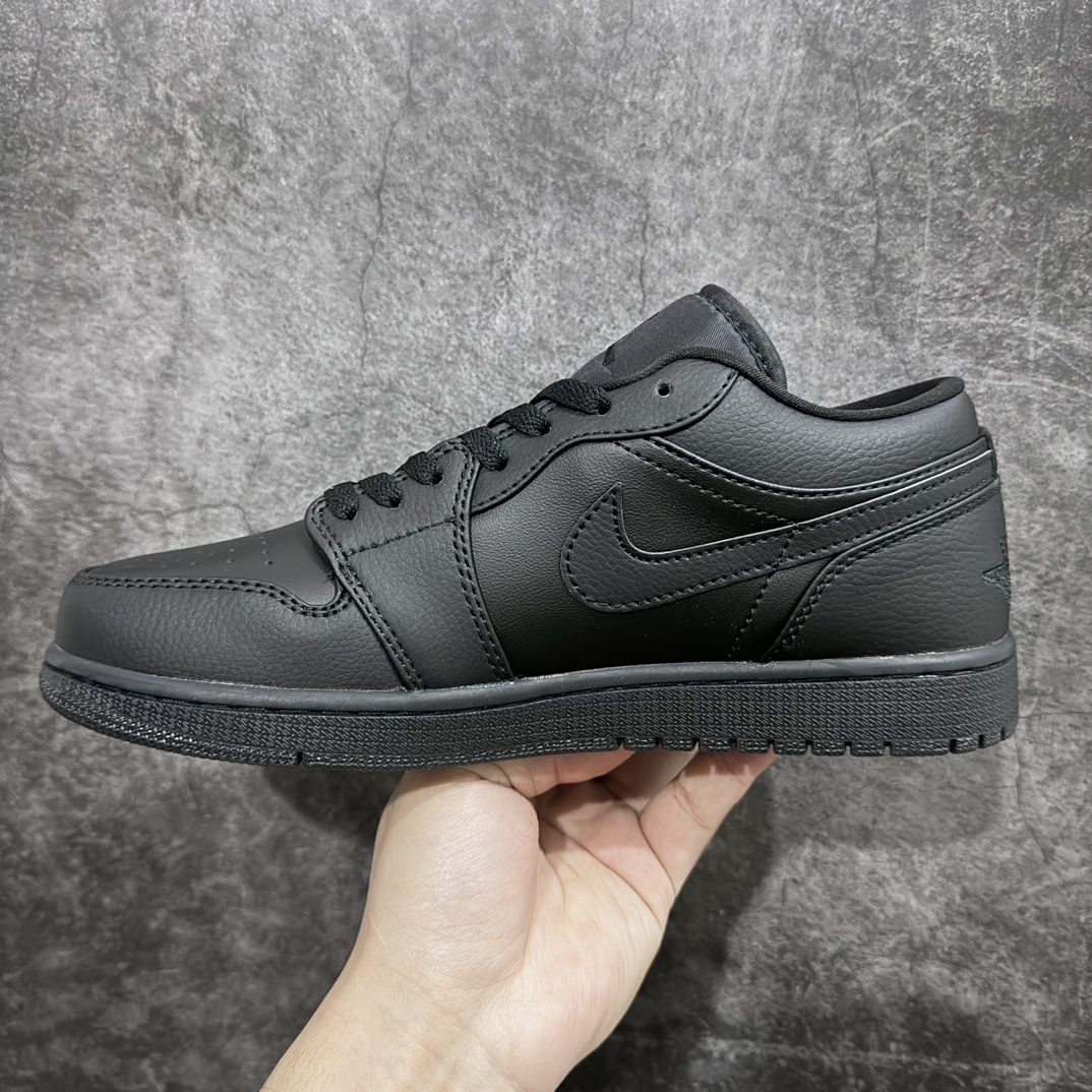 图片[2]-【K版】Air Jordan 1 Low\”Triple Black\”AJ1乔丹一代低帮经典复古文化休闲运动篮球鞋“武士全黑”553558-091nn男女鞋半码制n原楦原档案数据开发n采用软质牛剖革组合丝绸布鞋面材质n鞋垫嵌入缓震EVA物料及缜密拉帮中底布n外置耐磨橡胶隔色大底 尺码：36 36.5 37.5 38 38.5 39 40 40.5 41 42 42.5 43 44 44.5 45n近两年，AirJordan1的热度逐渐下降，但是依然是众多鞋迷们穿搭的首选之一。近日，全新 Air Jordan 1 Low “Triple Black” 官图释出。整双鞋采用全黑皮革面料制成，呈现出满满的高级感。全黑中底和外底进行搭配，完善整双鞋设计。颜值可以说是非常经典，无论男生还是女生，上脚都能轻松驾驭。-莆田鞋批发中心