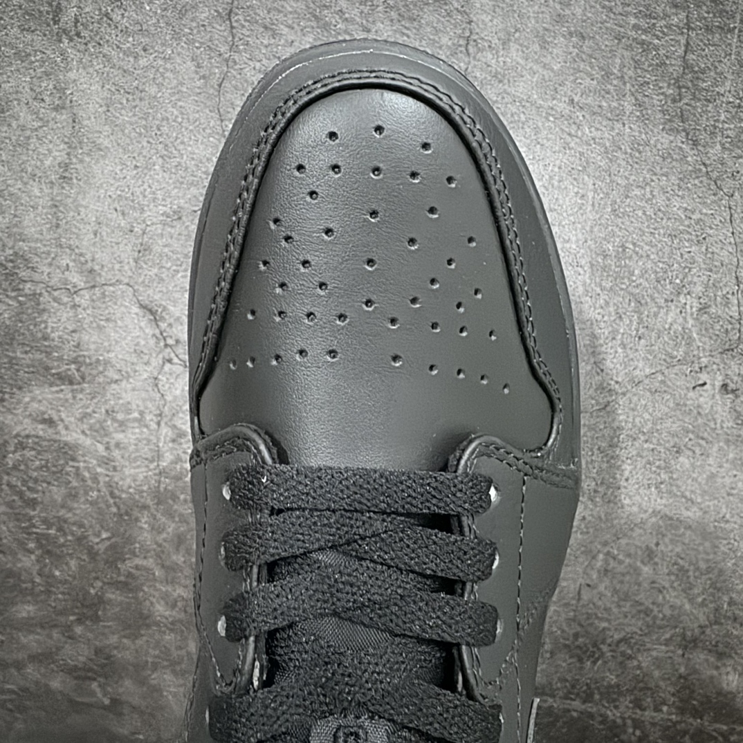 图片[5]-【K版】Air Jordan 1 Low\”Triple Black\”AJ1乔丹一代低帮经典复古文化休闲运动篮球鞋“武士全黑”553558-091nn男女鞋半码制n原楦原档案数据开发n采用软质牛剖革组合丝绸布鞋面材质n鞋垫嵌入缓震EVA物料及缜密拉帮中底布n外置耐磨橡胶隔色大底 尺码：36 36.5 37.5 38 38.5 39 40 40.5 41 42 42.5 43 44 44.5 45n近两年，AirJordan1的热度逐渐下降，但是依然是众多鞋迷们穿搭的首选之一。近日，全新 Air Jordan 1 Low “Triple Black” 官图释出。整双鞋采用全黑皮革面料制成，呈现出满满的高级感。全黑中底和外底进行搭配，完善整双鞋设计。颜值可以说是非常经典，无论男生还是女生，上脚都能轻松驾驭。-莆田鞋批发中心