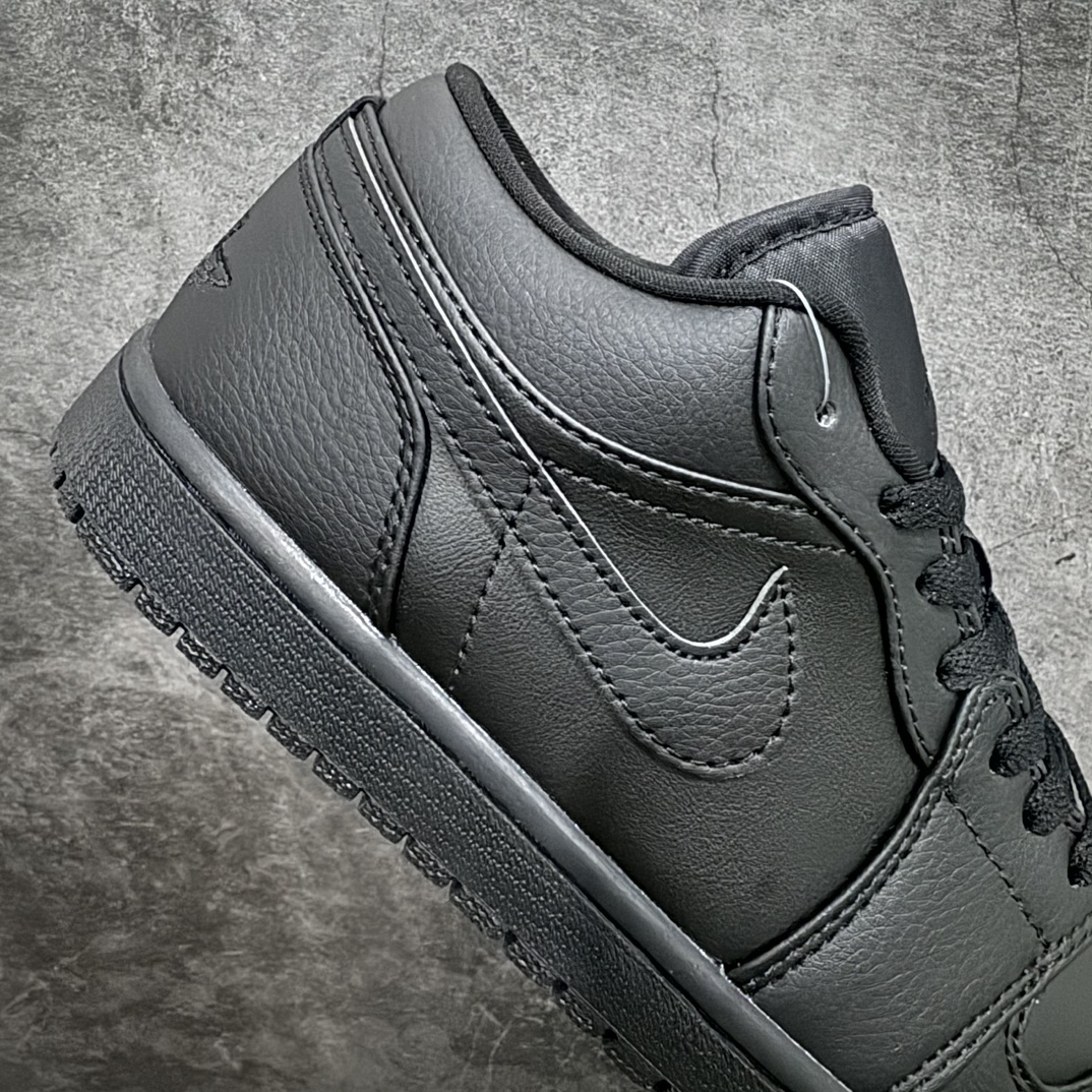 图片[7]-【K版】Air Jordan 1 Low\”Triple Black\”AJ1乔丹一代低帮经典复古文化休闲运动篮球鞋“武士全黑”553558-091nn男女鞋半码制n原楦原档案数据开发n采用软质牛剖革组合丝绸布鞋面材质n鞋垫嵌入缓震EVA物料及缜密拉帮中底布n外置耐磨橡胶隔色大底 尺码：36 36.5 37.5 38 38.5 39 40 40.5 41 42 42.5 43 44 44.5 45n近两年，AirJordan1的热度逐渐下降，但是依然是众多鞋迷们穿搭的首选之一。近日，全新 Air Jordan 1 Low “Triple Black” 官图释出。整双鞋采用全黑皮革面料制成，呈现出满满的高级感。全黑中底和外底进行搭配，完善整双鞋设计。颜值可以说是非常经典，无论男生还是女生，上脚都能轻松驾驭。-莆田鞋批发中心