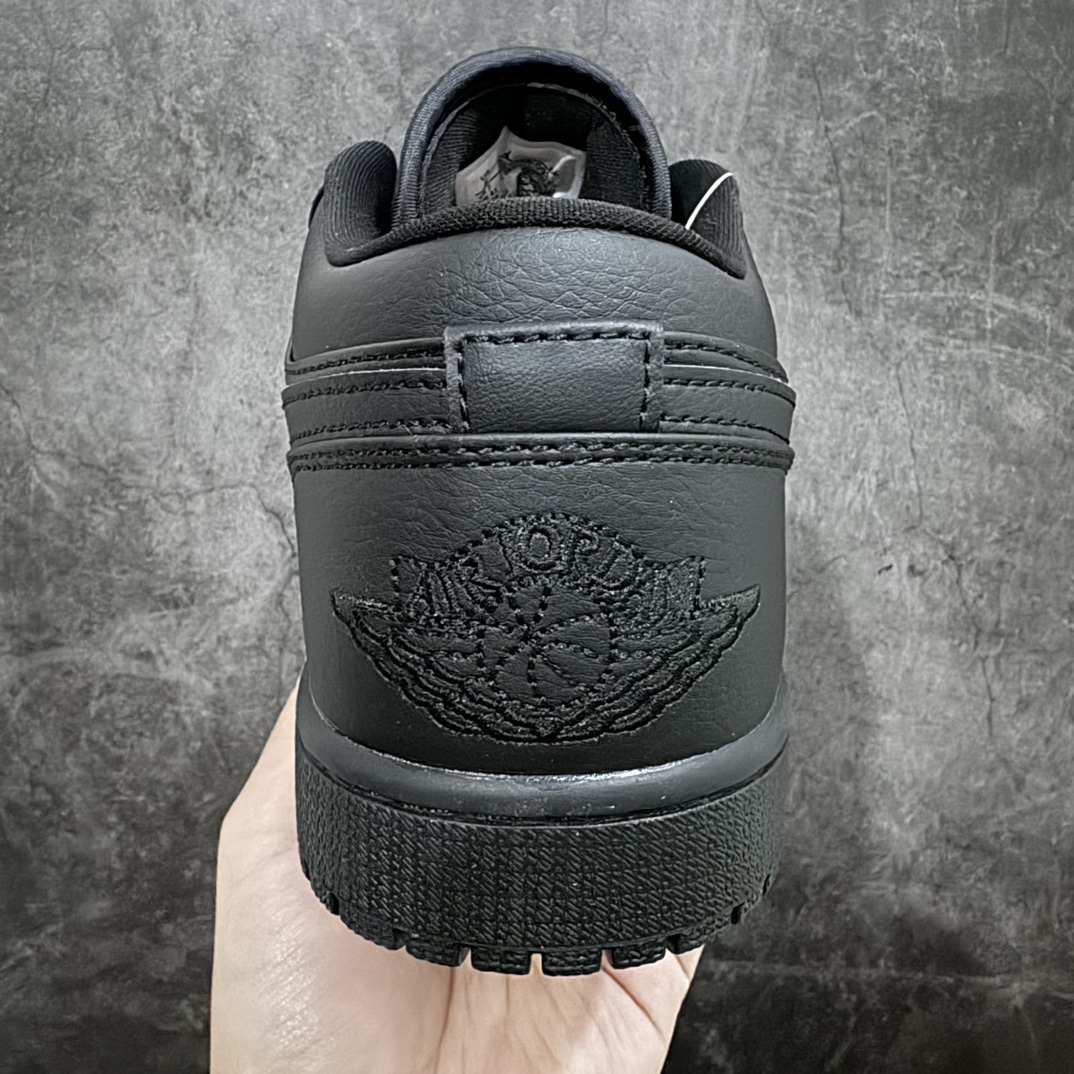 图片[4]-【K版】Air Jordan 1 Low\”Triple Black\”AJ1乔丹一代低帮经典复古文化休闲运动篮球鞋“武士全黑”553558-091nn男女鞋半码制n原楦原档案数据开发n采用软质牛剖革组合丝绸布鞋面材质n鞋垫嵌入缓震EVA物料及缜密拉帮中底布n外置耐磨橡胶隔色大底 尺码：36 36.5 37.5 38 38.5 39 40 40.5 41 42 42.5 43 44 44.5 45n近两年，AirJordan1的热度逐渐下降，但是依然是众多鞋迷们穿搭的首选之一。近日，全新 Air Jordan 1 Low “Triple Black” 官图释出。整双鞋采用全黑皮革面料制成，呈现出满满的高级感。全黑中底和外底进行搭配，完善整双鞋设计。颜值可以说是非常经典，无论男生还是女生，上脚都能轻松驾驭。-莆田鞋批发中心